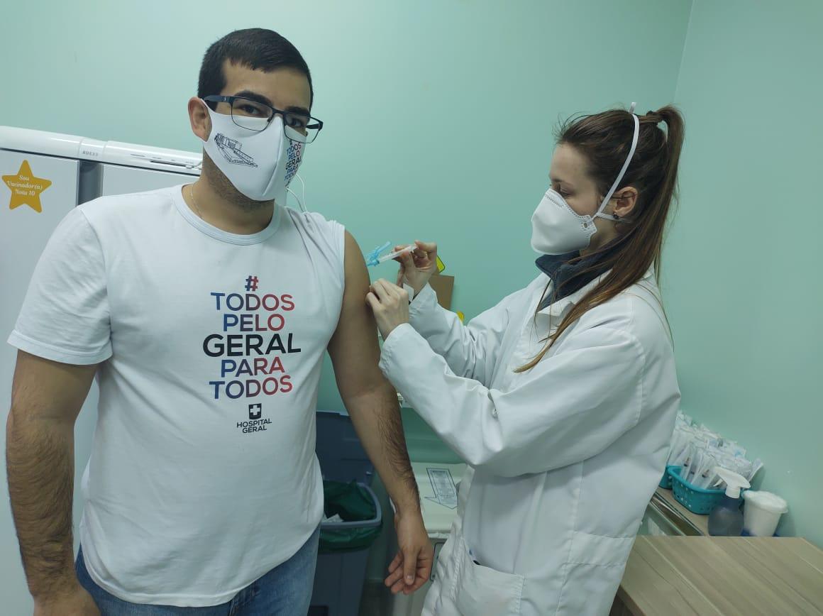 Rafael Bueno faz primeira dose da vacina contra a Covid-19 e pede engajamento da juventude