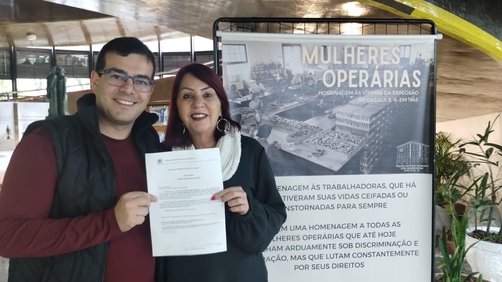 Rafael Bueno entrega Voto de Congratulações para vereadora Rose Frigeri
