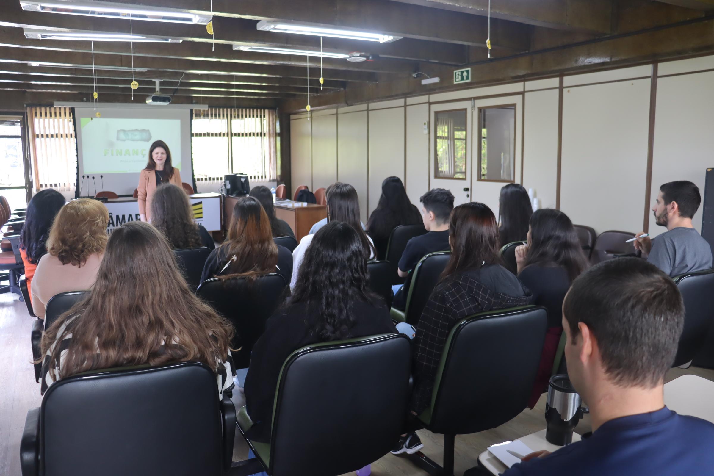Escola do Legislativo promove curso de educação financeira para estagiários nesta sexta