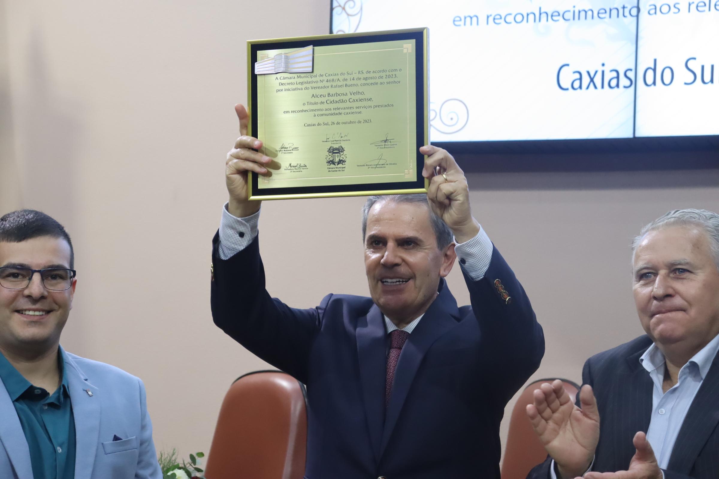 Ex-prefeito Alceu Barbosa Velho recebe título de Cidadão Caxiense