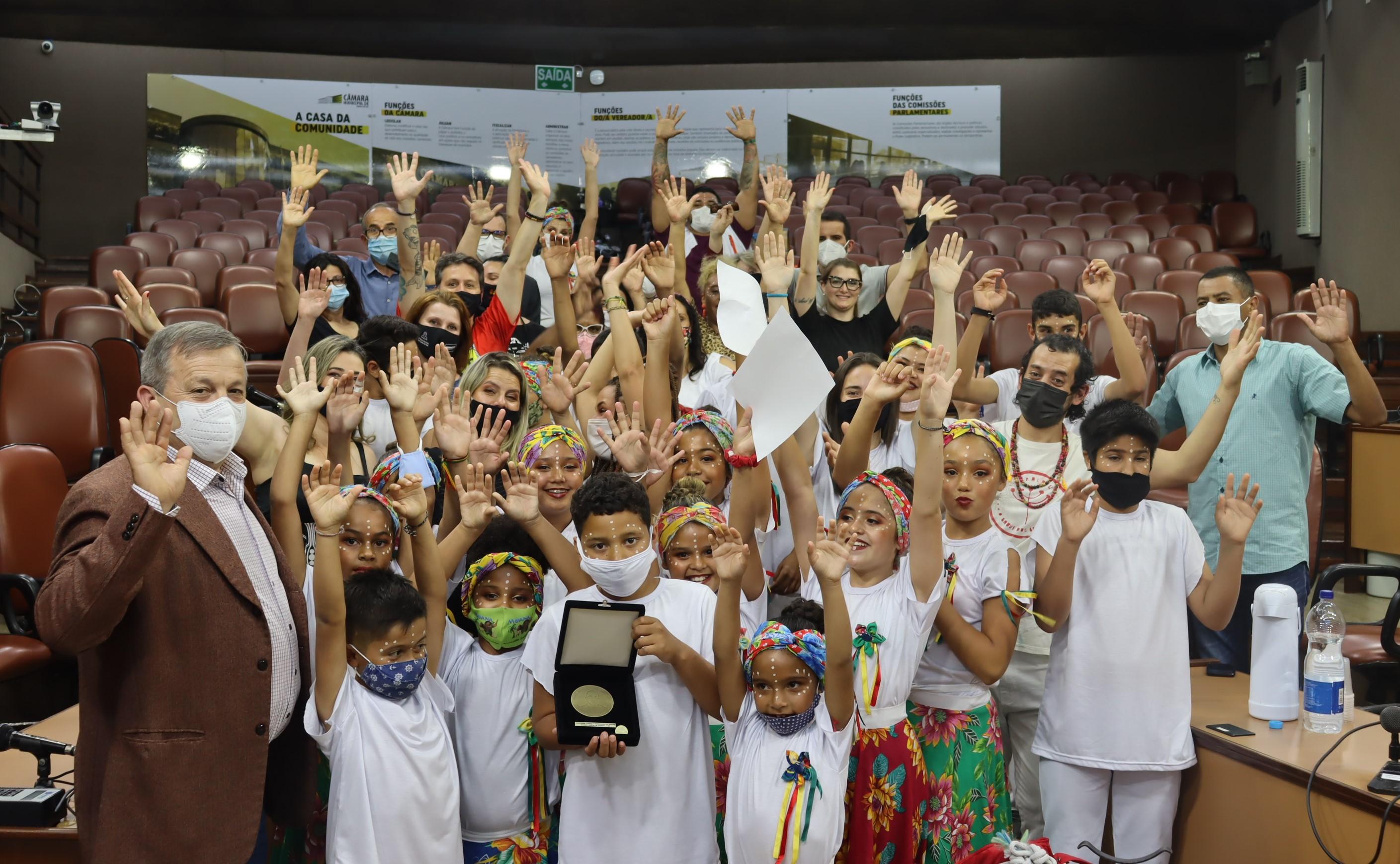 CAE celebra homenagem da Câmara caxiense com maracatu 