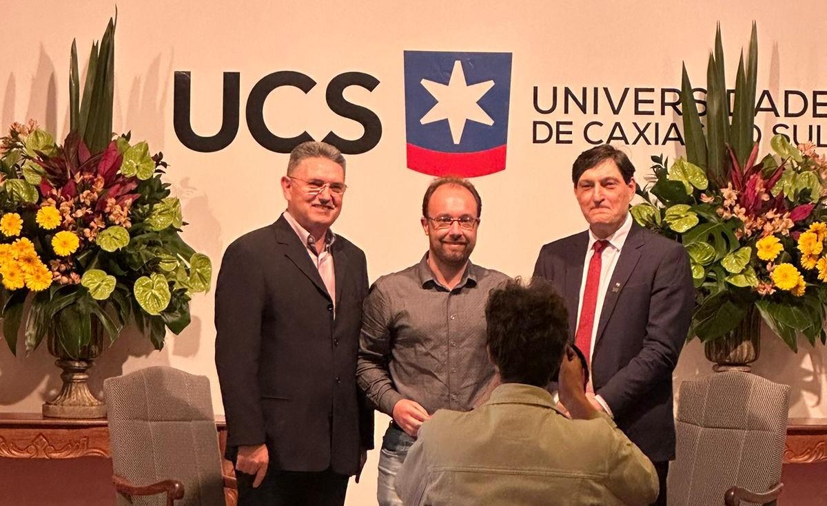 Felipe Gremelmaier representa egressos no lançamento do Programa Sou UCS Alumni