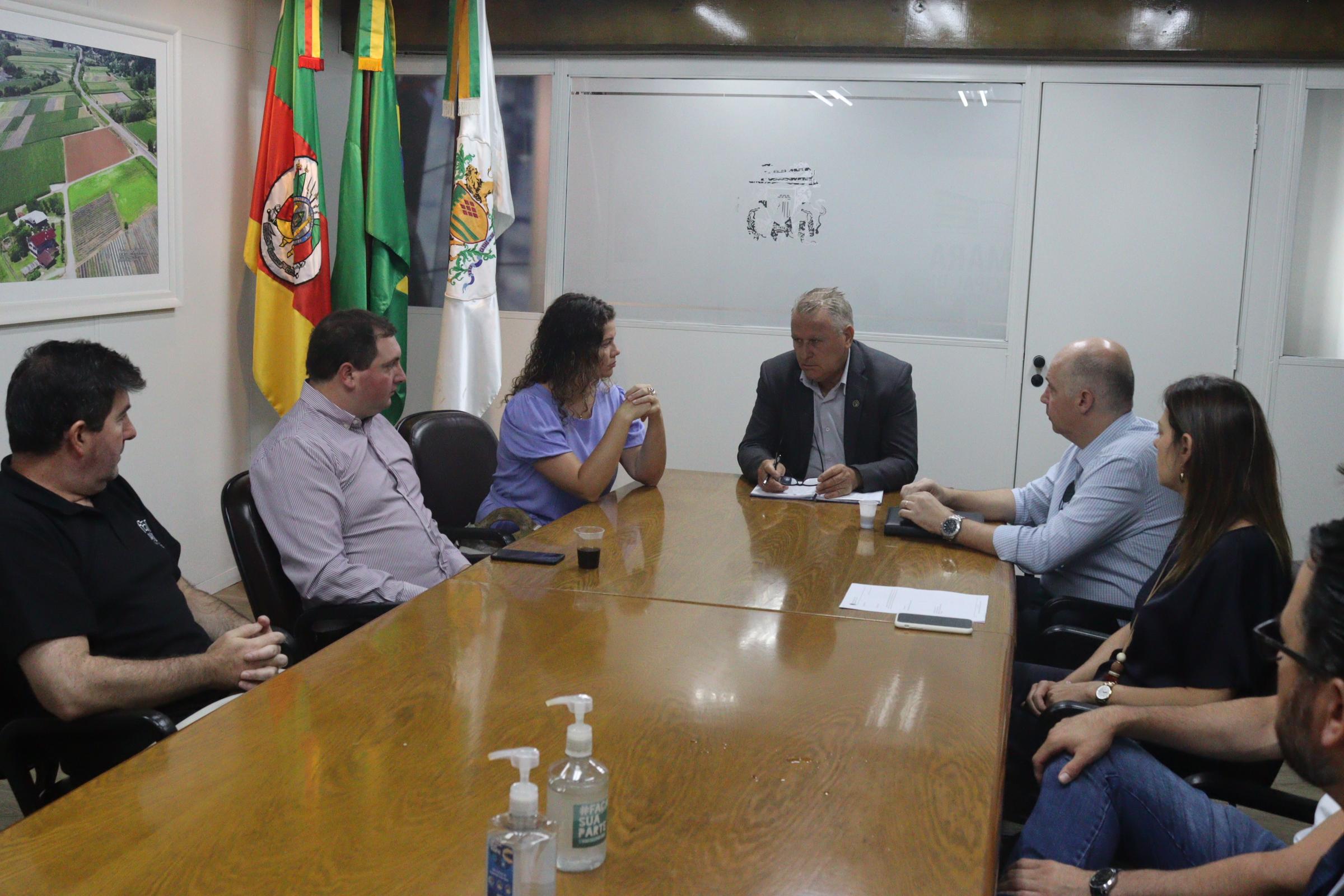 Presidente Zé Dambrós recebe integrantes do Executivo Municipal