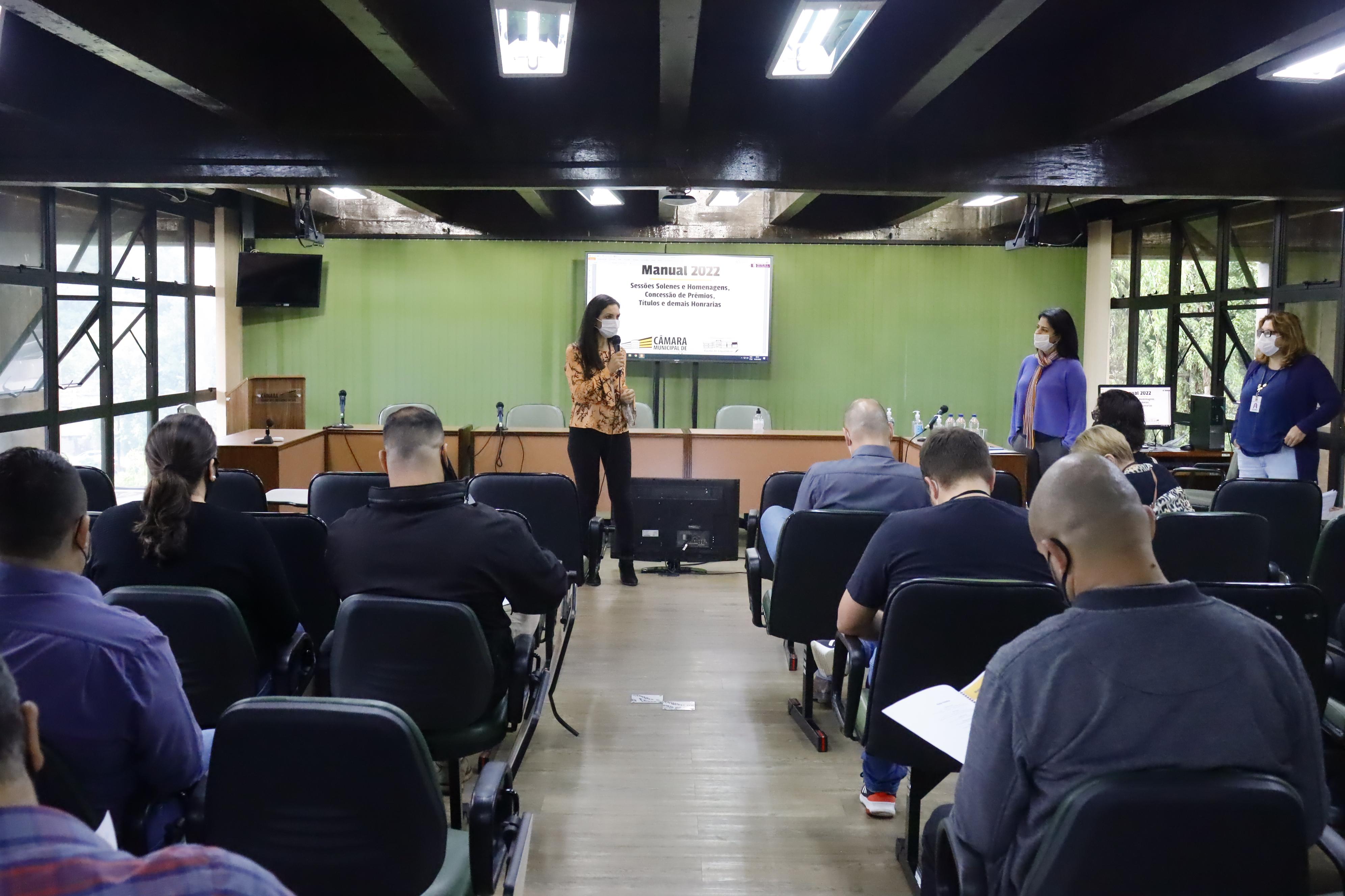 Regras de sessões solenes e homenagens são abordados em capacitação da Escola do Legislativo