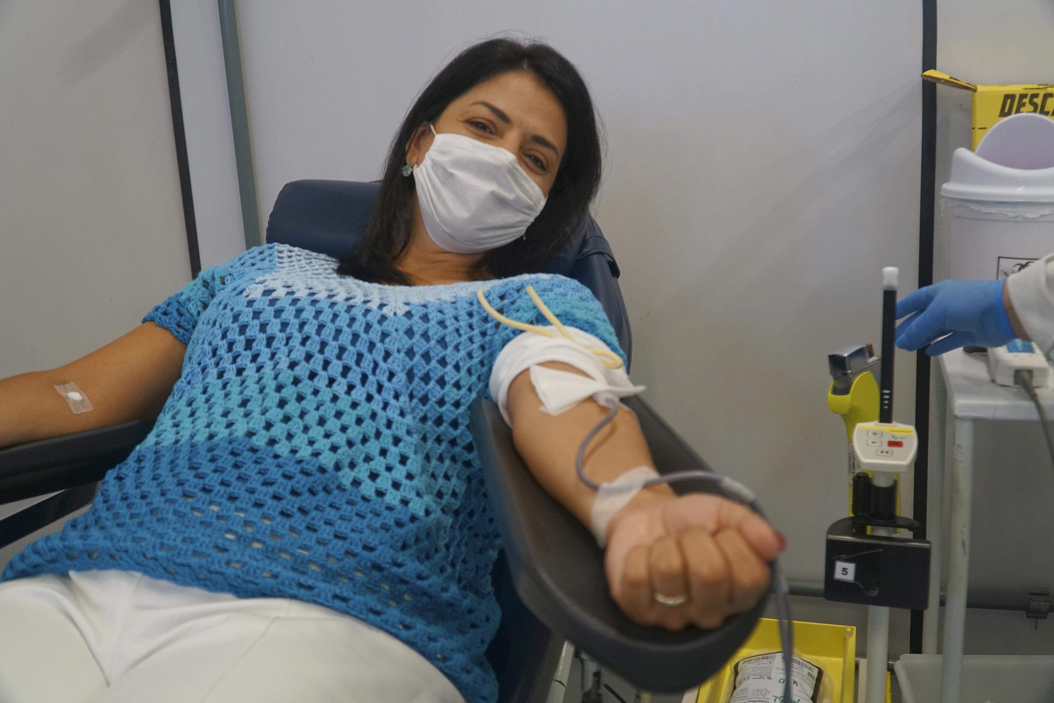 Vereadora Marisol Santos doa sangue e alerta para estoques baixos no Hemocs