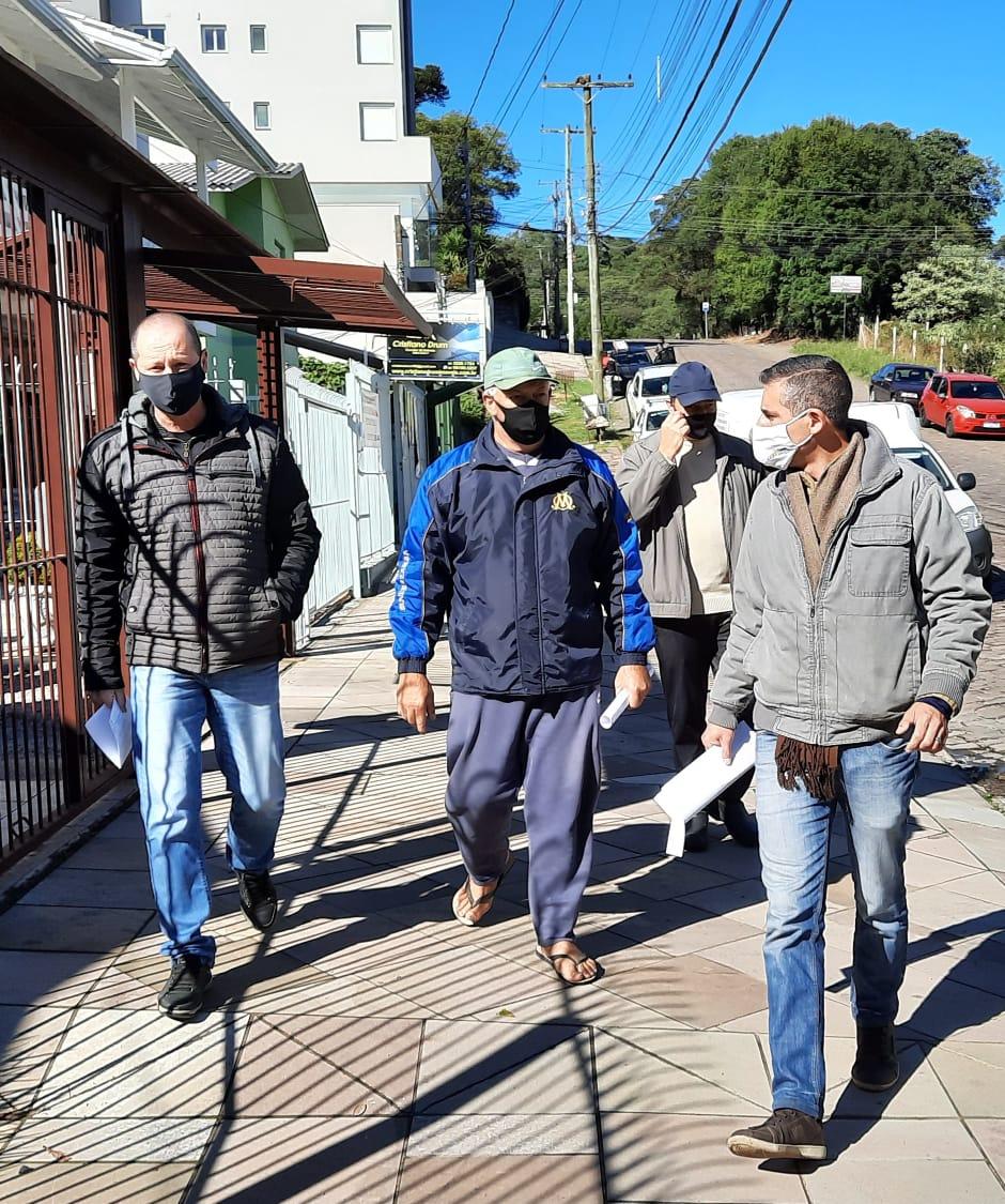 Vereador Juliano Valim e secretário Soletti visitam bairro Adorado