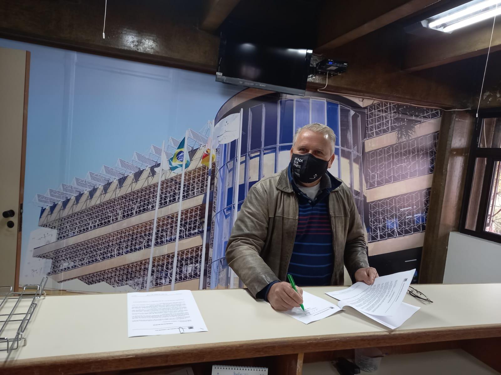 Zé Dambrós protocola projeto para criar o Banco de Materiais de Construção