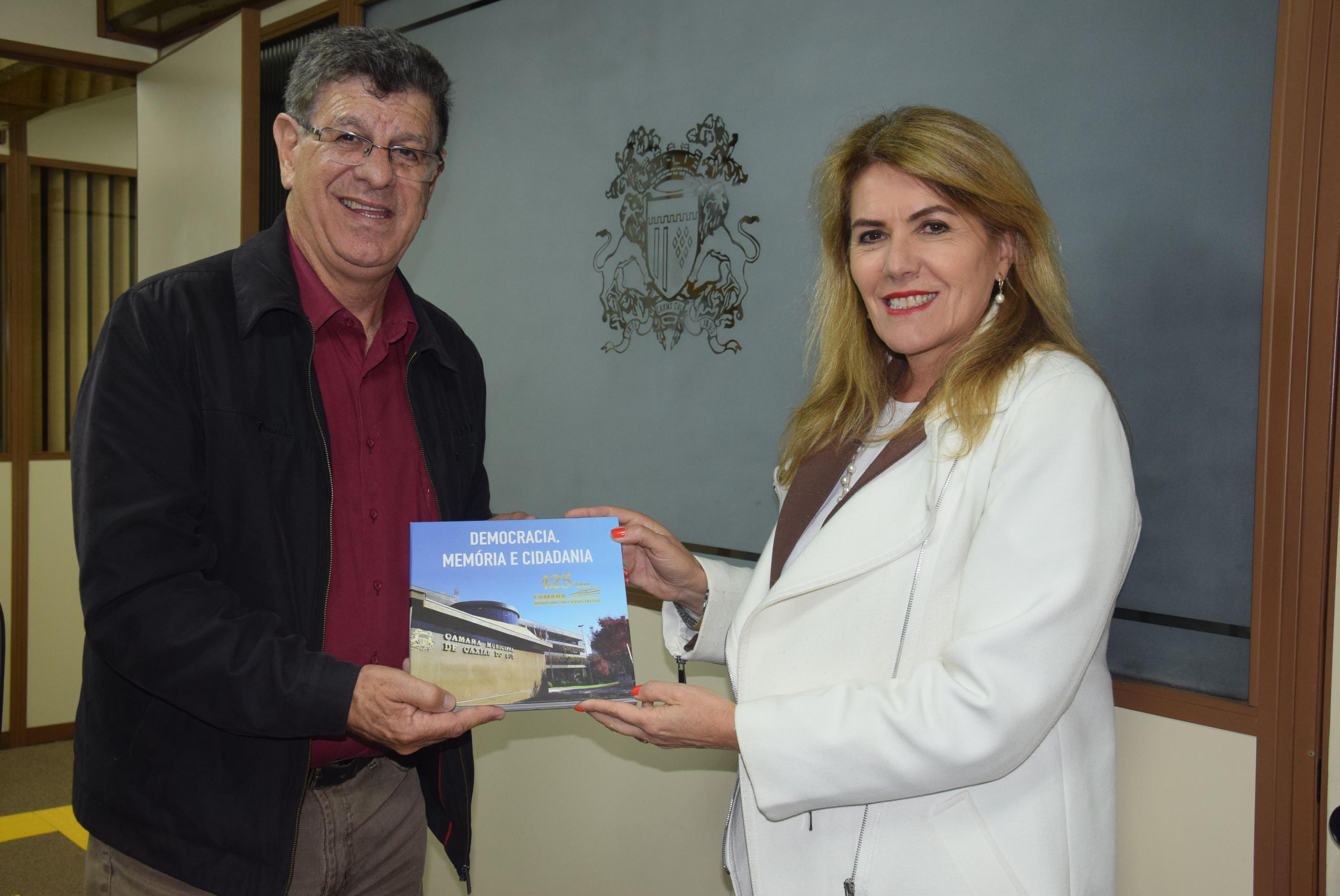 Deputado estadual Adilson Troca faz visita ao Legislativo caxiense