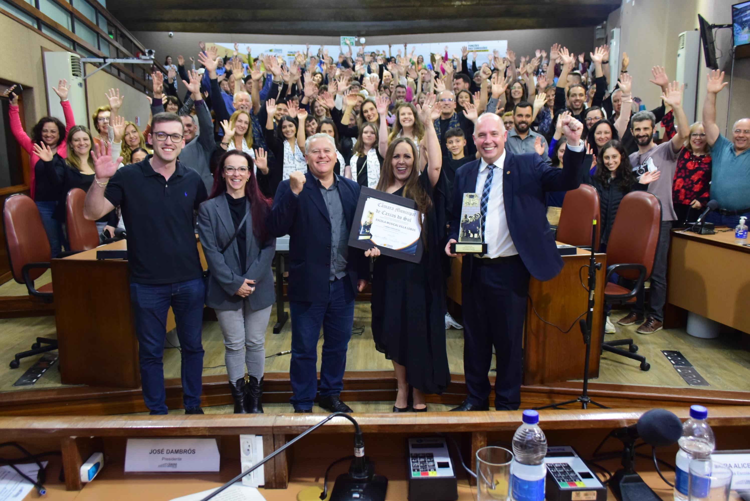 Legislativo concede o Prêmio Caxias à Escola Musical Villa Lobos