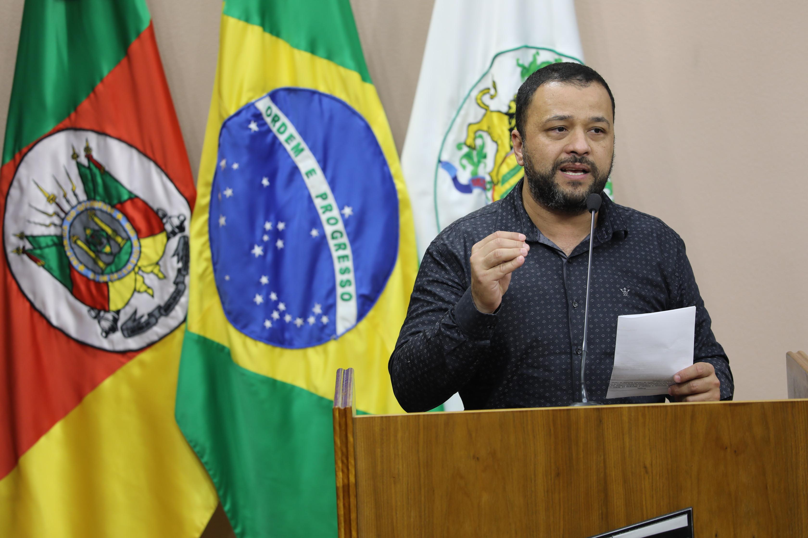 Lucas Caregnato denuncia precariedade em escolas de Caxias