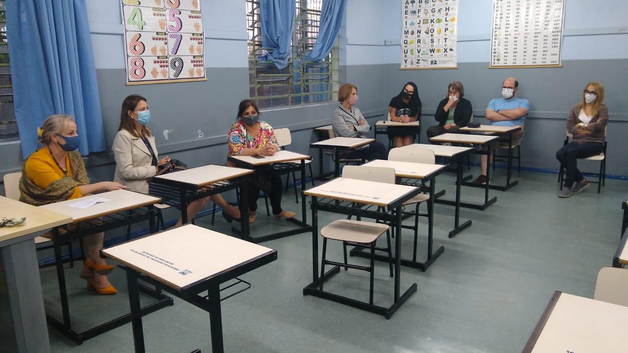 Gladis promove reunião sobre manutenção da modalidade EJA na Escola Rosário de São Francisco