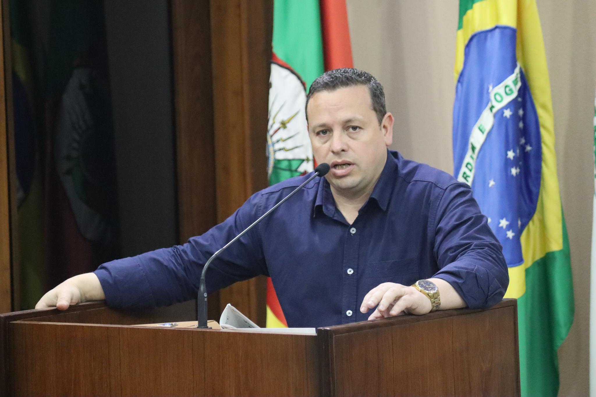 Adriano Bressan cobra reformas em escolas estaduais da cidade