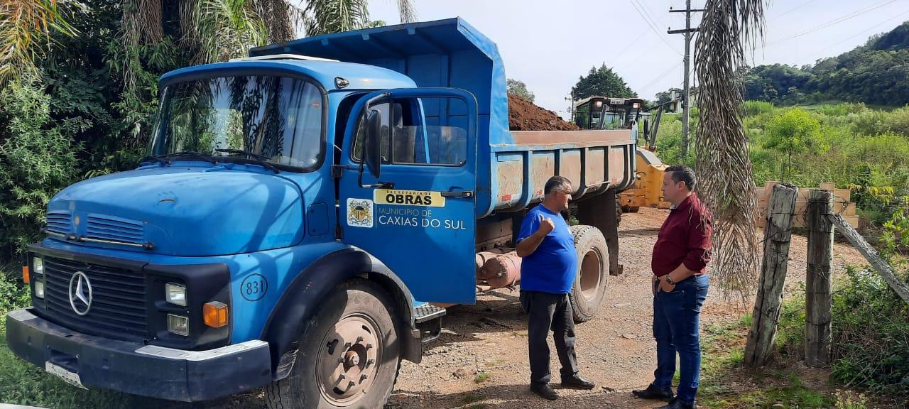 Adriano Bressan acompanha manutenção da estrada de São Marcos da Linha Feijó 
