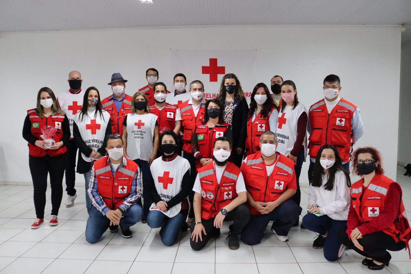 Bancada do PSDB entrega declaração de utilidade pública à Cruz Vermelha de Caxias