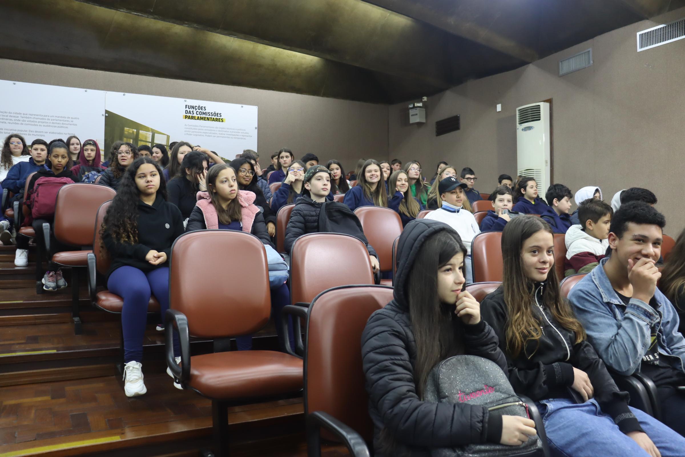 Alunos da Escola Luciano Corsetti visitam o Legislativo caxiense