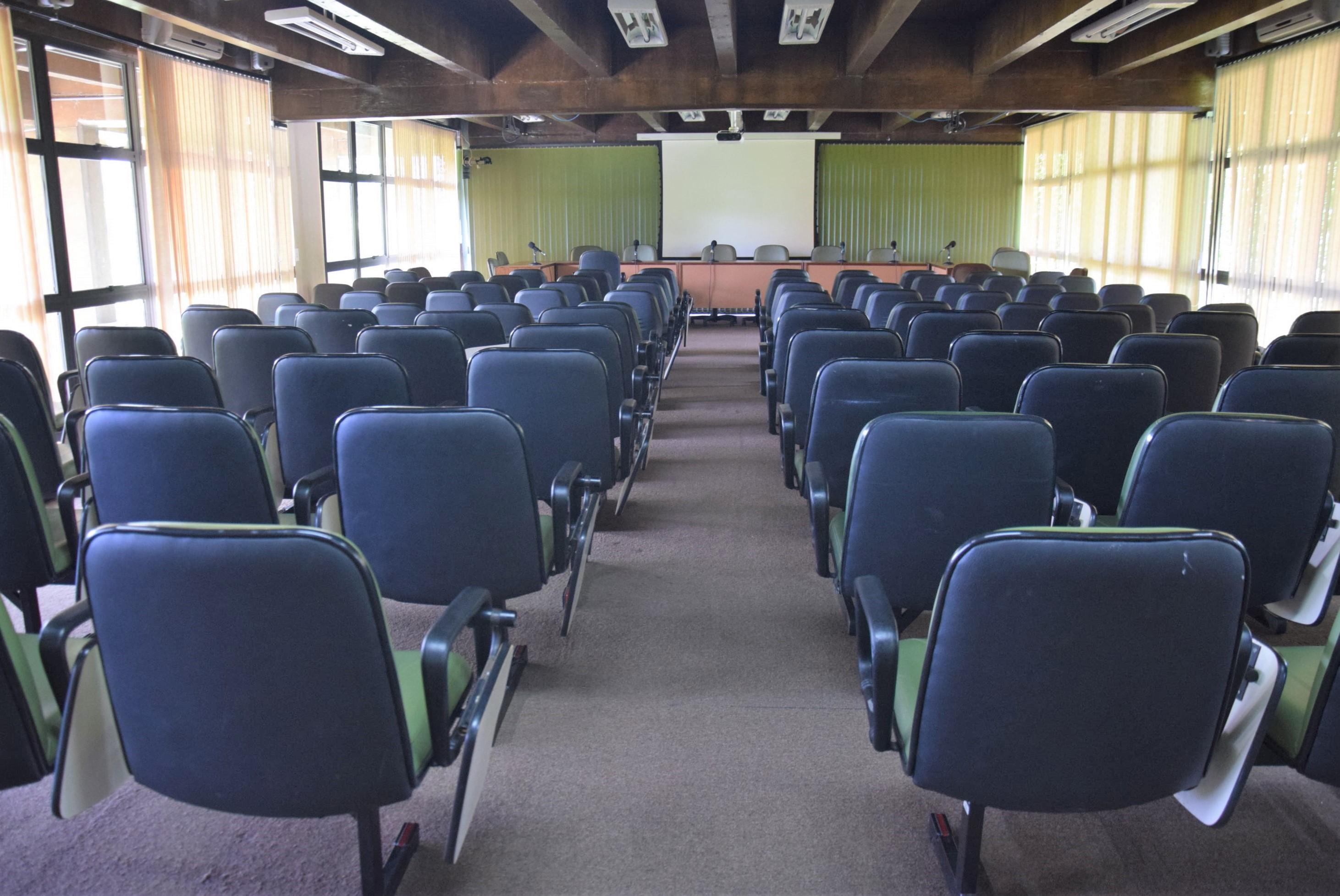 Leia mais sobre Sala das Comissões Vereadora Geni Peteffi recebe reformas para aumentar capacidade de público 