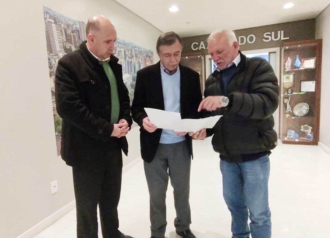 Vereador Camillis entrega ao prefeito Adiló Didomenico ofício solicitando a criação da Coordenadoria de Zeladoria Pública