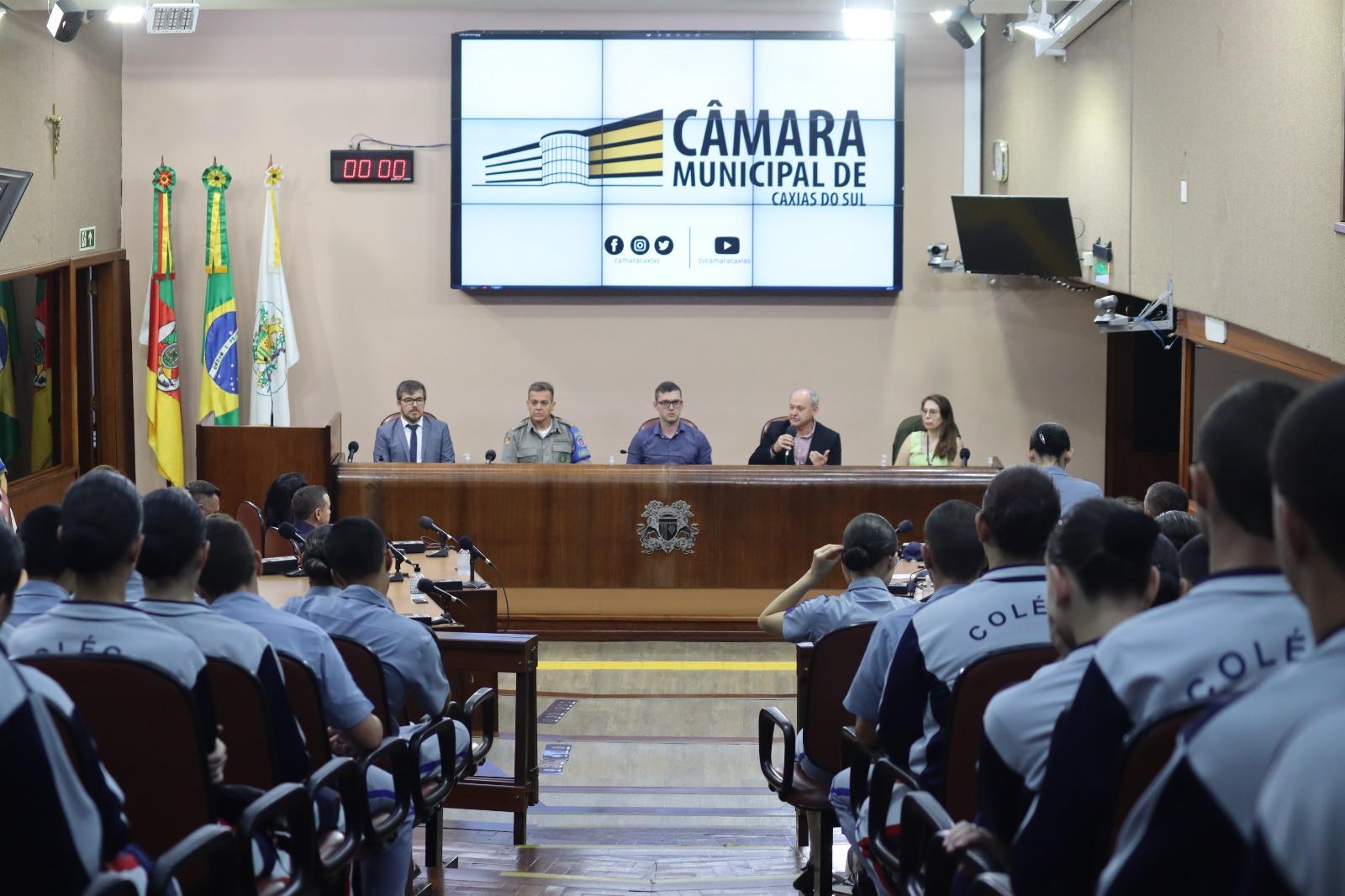 Câmara Municipal recebe alunos do Colégio Tiradentes 