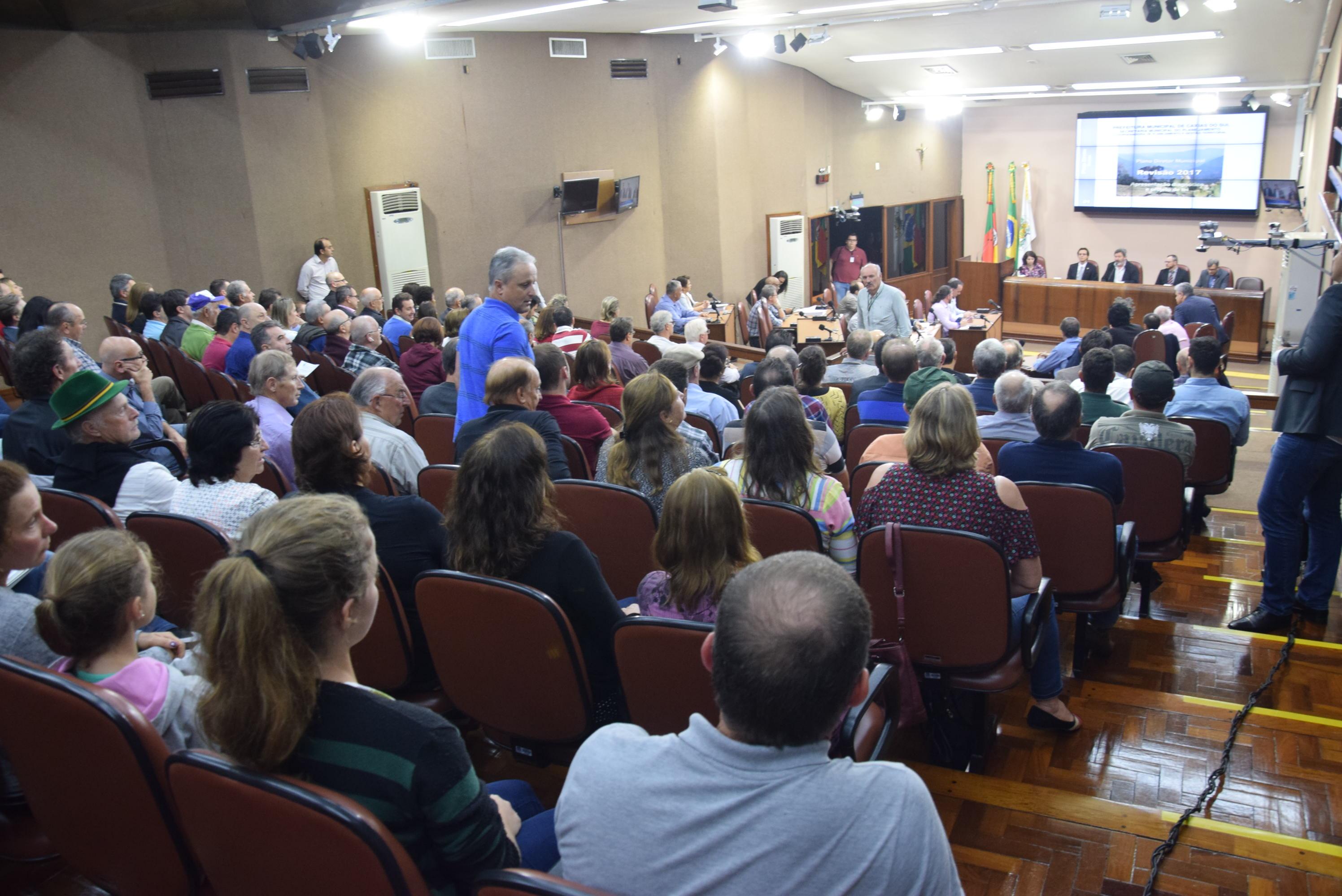 Leia mais sobre Comunidade lota o plenário da Câmara para debater o Plano Diretor