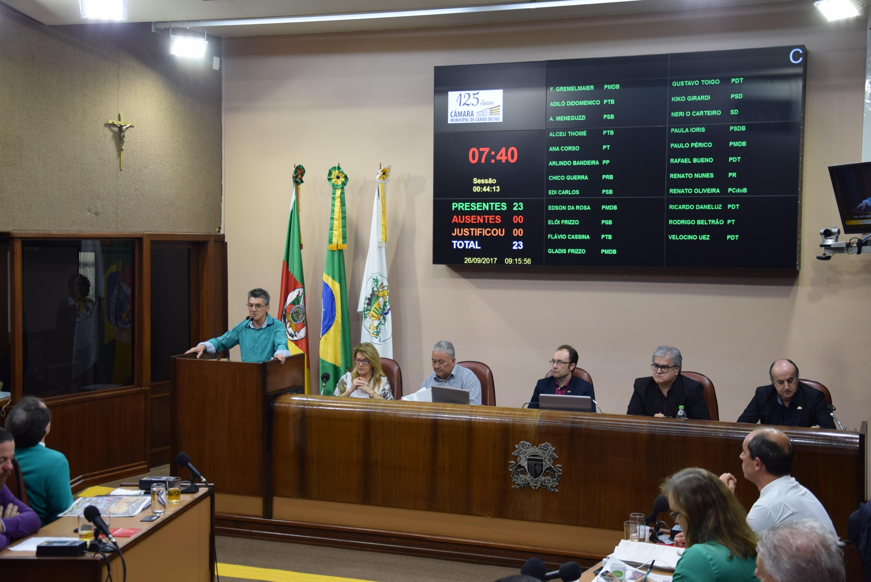 Kiko avalia impeachment e líderes homenageiam Geni 