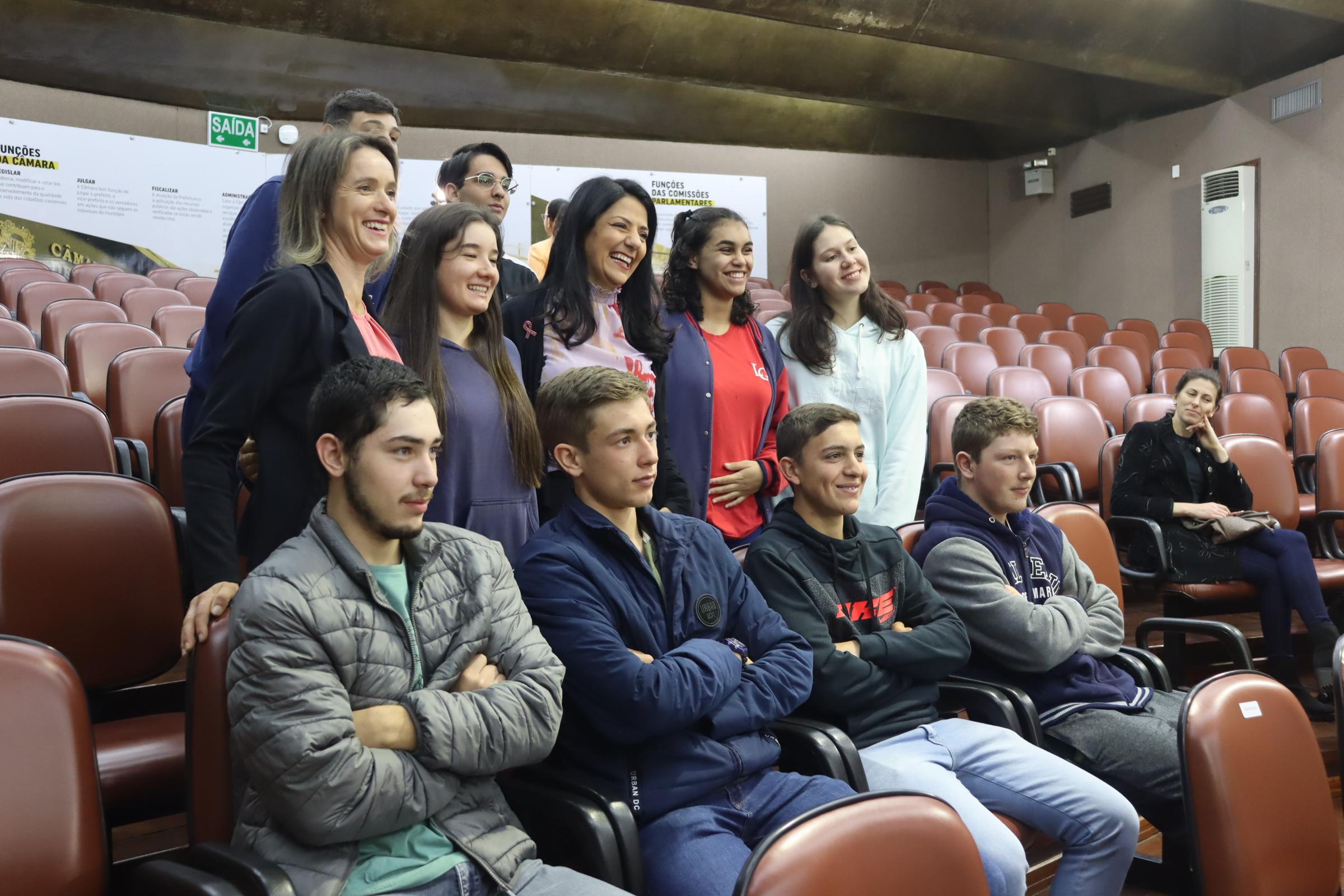 Alunos da Escola Luiz Gelain de Nova Pádua visitam o Legislativo caxiense