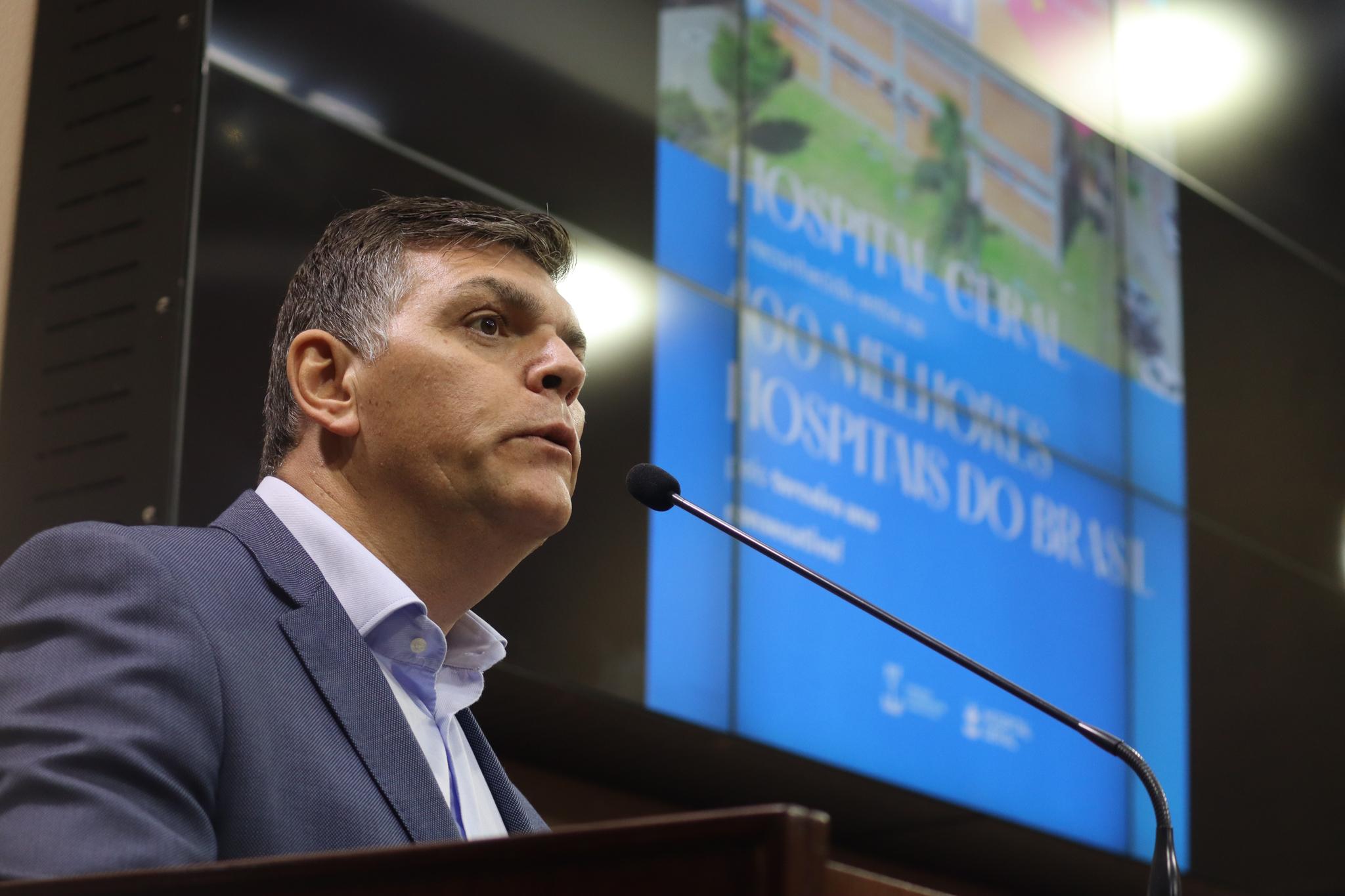Sandro Junqueira presta contas das obras do Hospital Geral na tribuna da Câmara