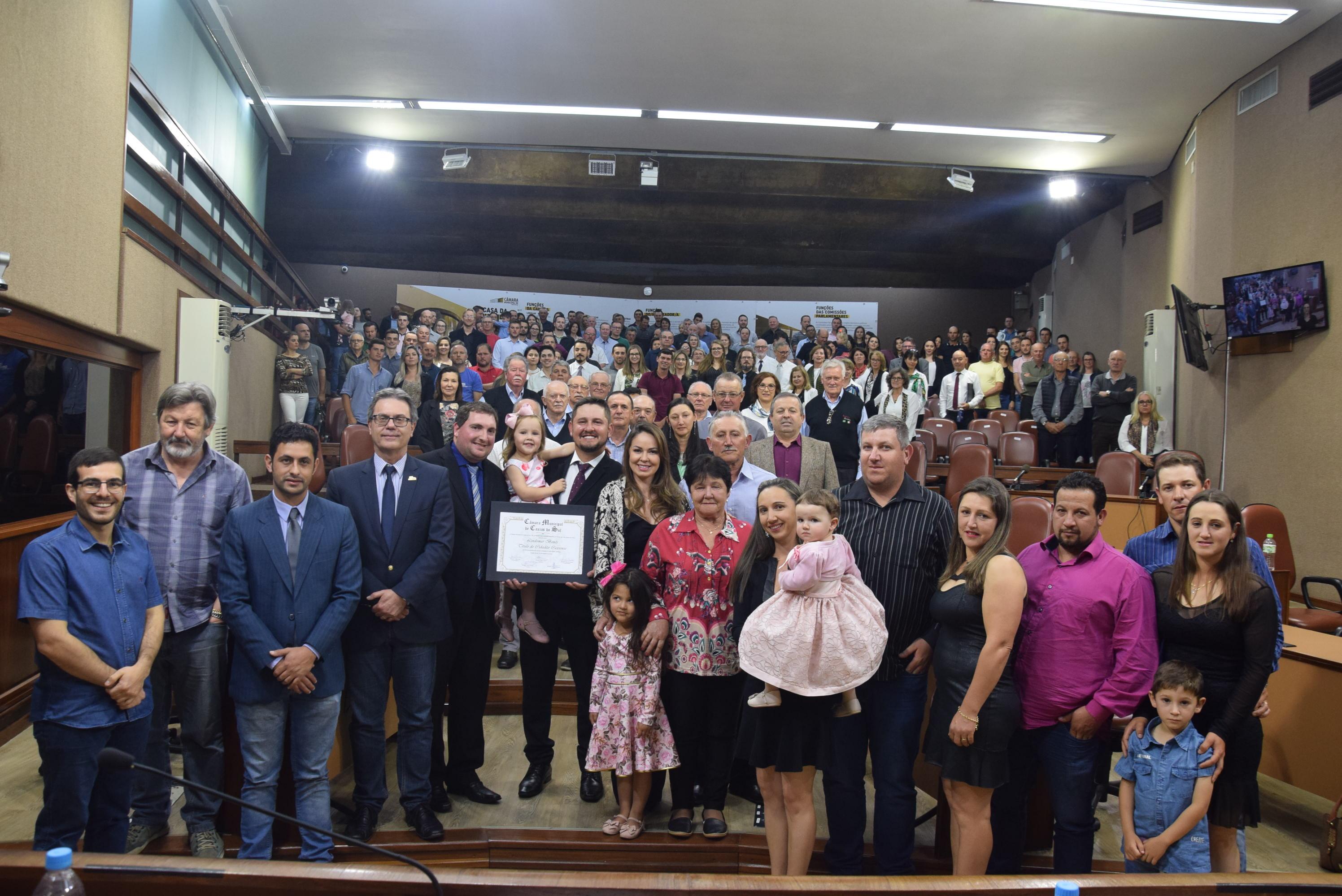 Leia mais sobre Lindomar Bonês é agraciado com o título de Cidadão Caxiense da Câmara Municipal