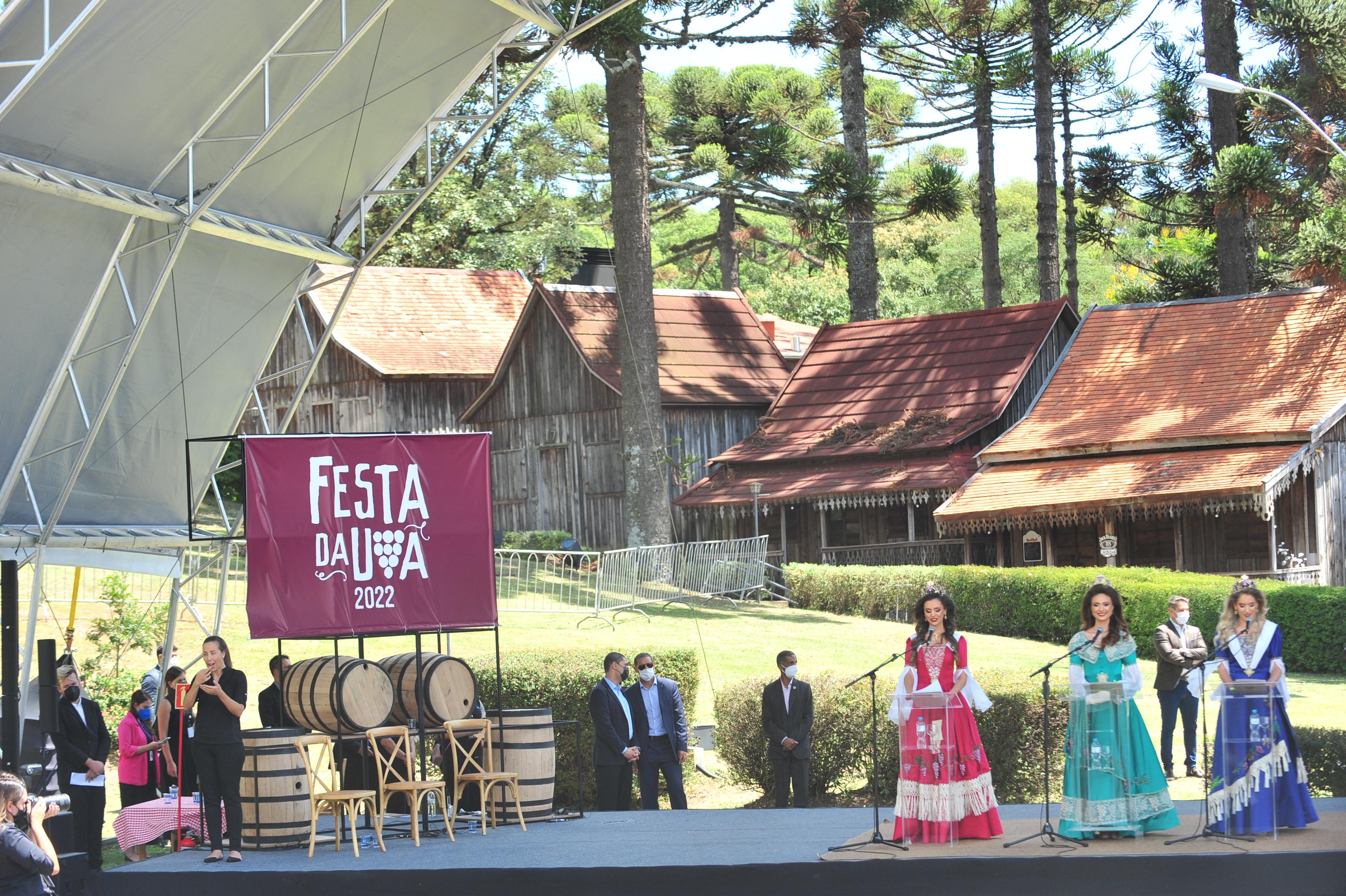 Vereadores caxienses prestigiam a cerimônia de abertura da 33ª Festa Nacional da Uva