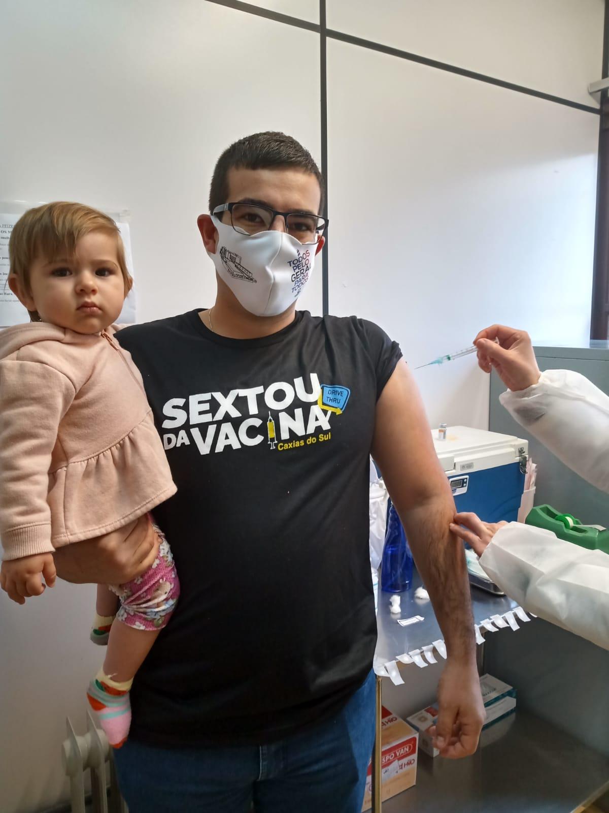 Rafael Bueno faz a segunda dose da vacina contra o coronavírus