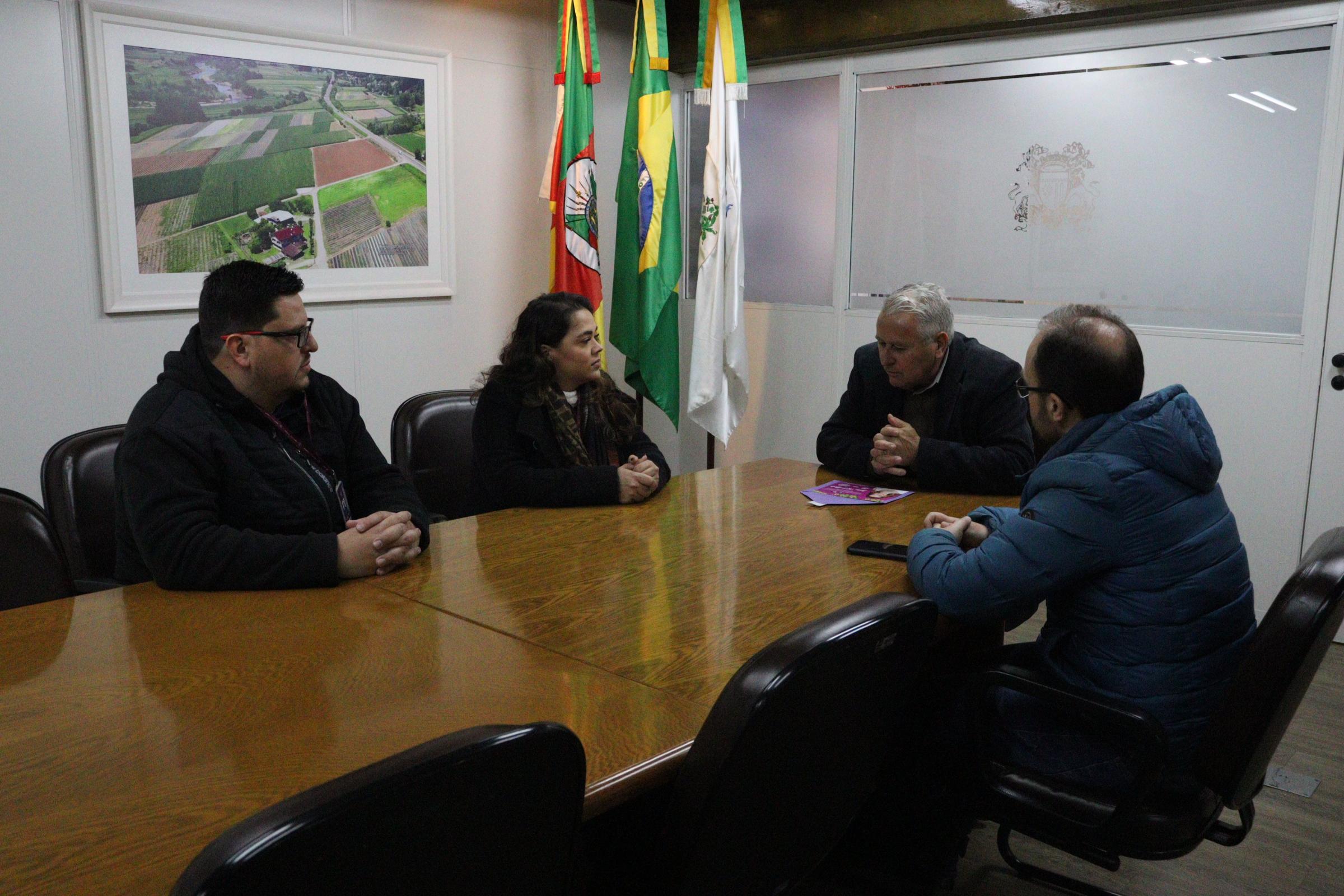 Presidente do Legislativo recebe representantes da S.E.R Caxias 