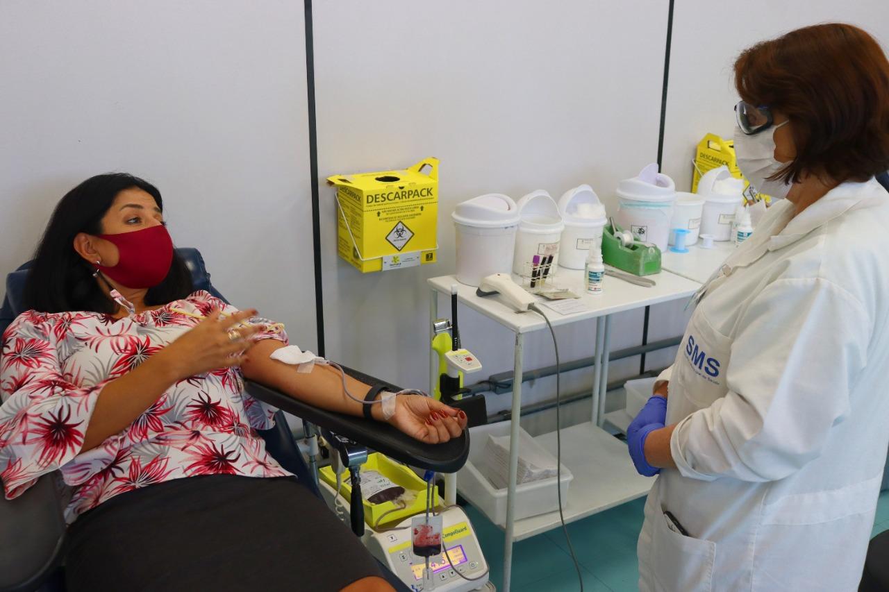 Vereadora Marisol Santos doa sangue em ação da Câmara de Vereadores