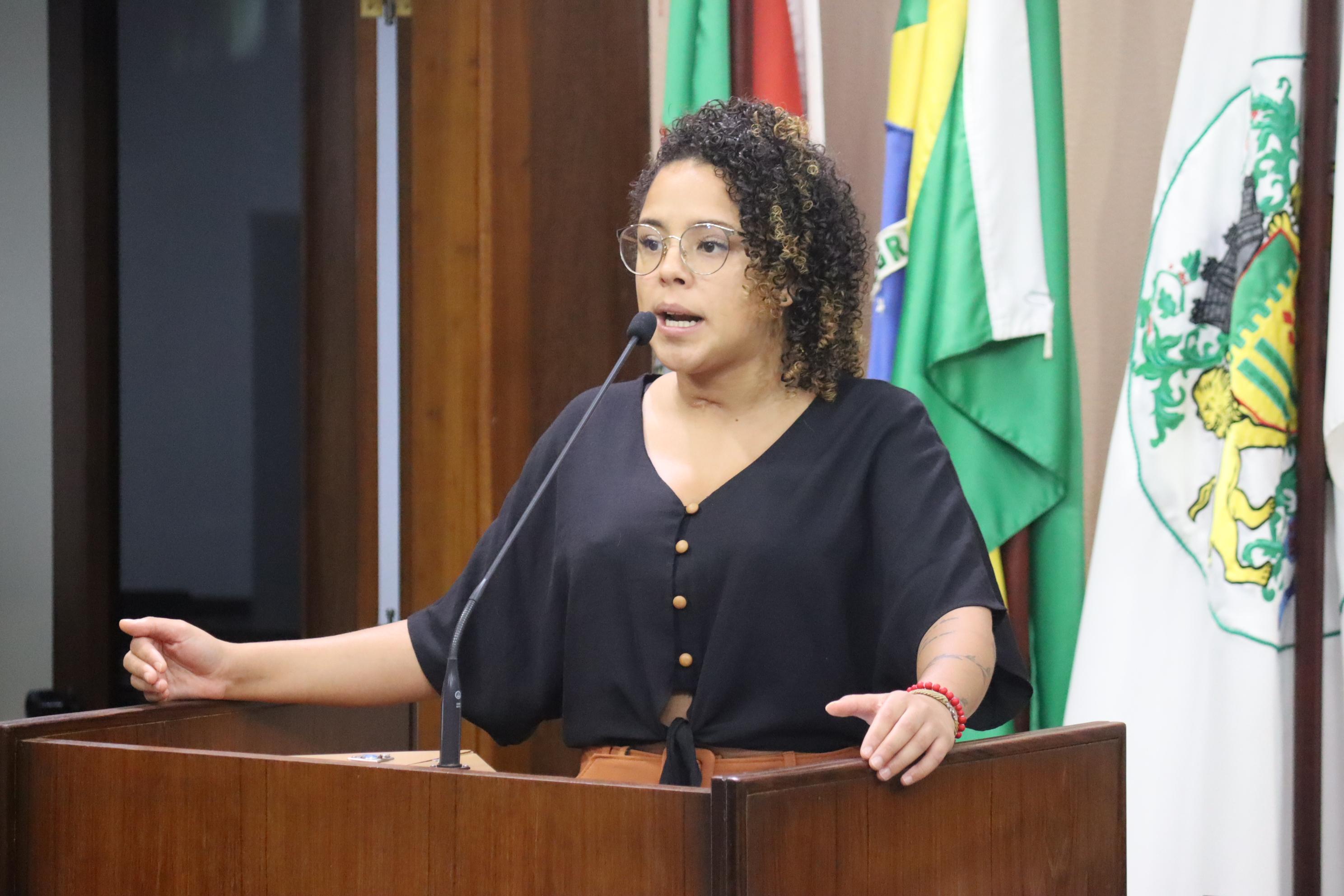 Estela Balardin critica governo Bolsonaro