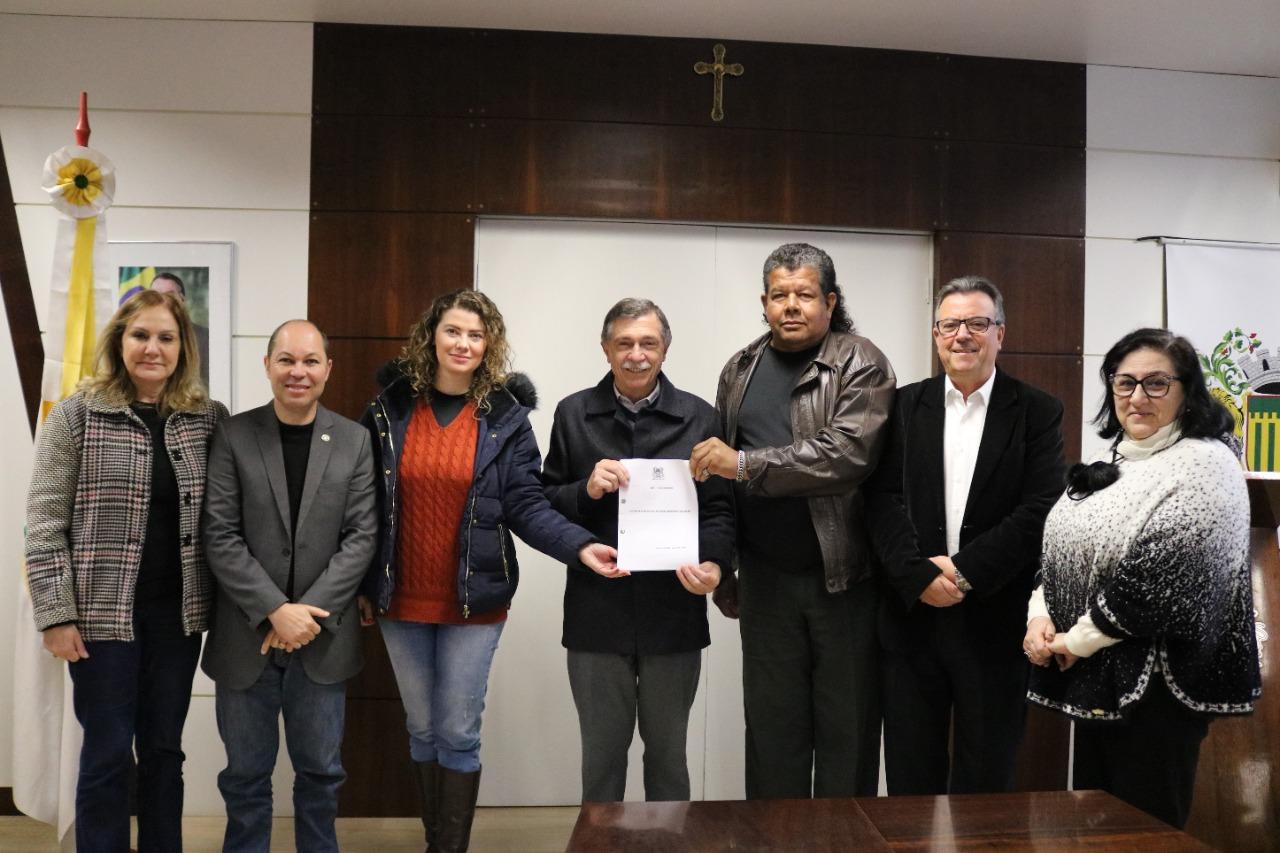 Frente Parlamentar em Defesa dos Autistas participa de reunião com prefeito