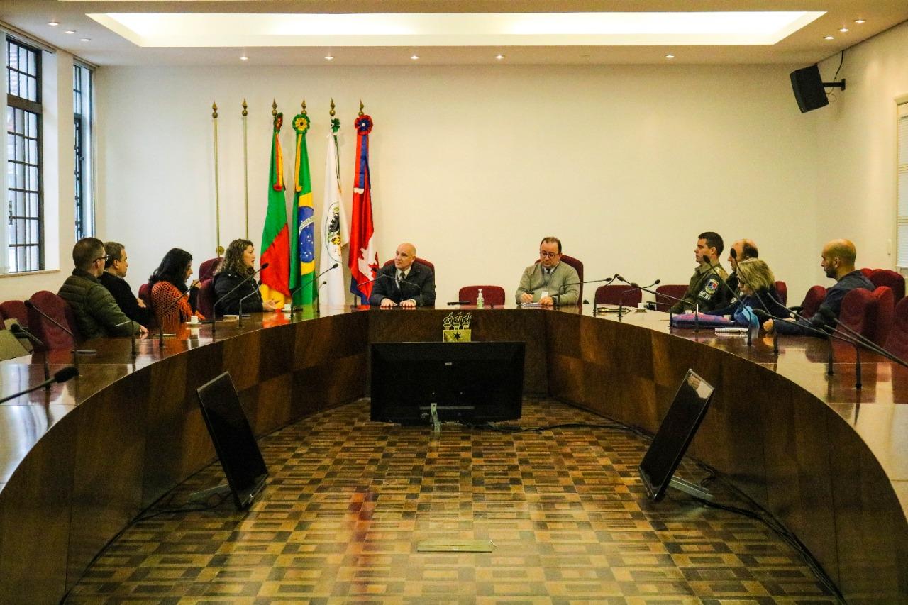 Frente Parlamentar em Defesa dos Autistas participa de reunião sobre retorno do projeto de equoterapia na UCS