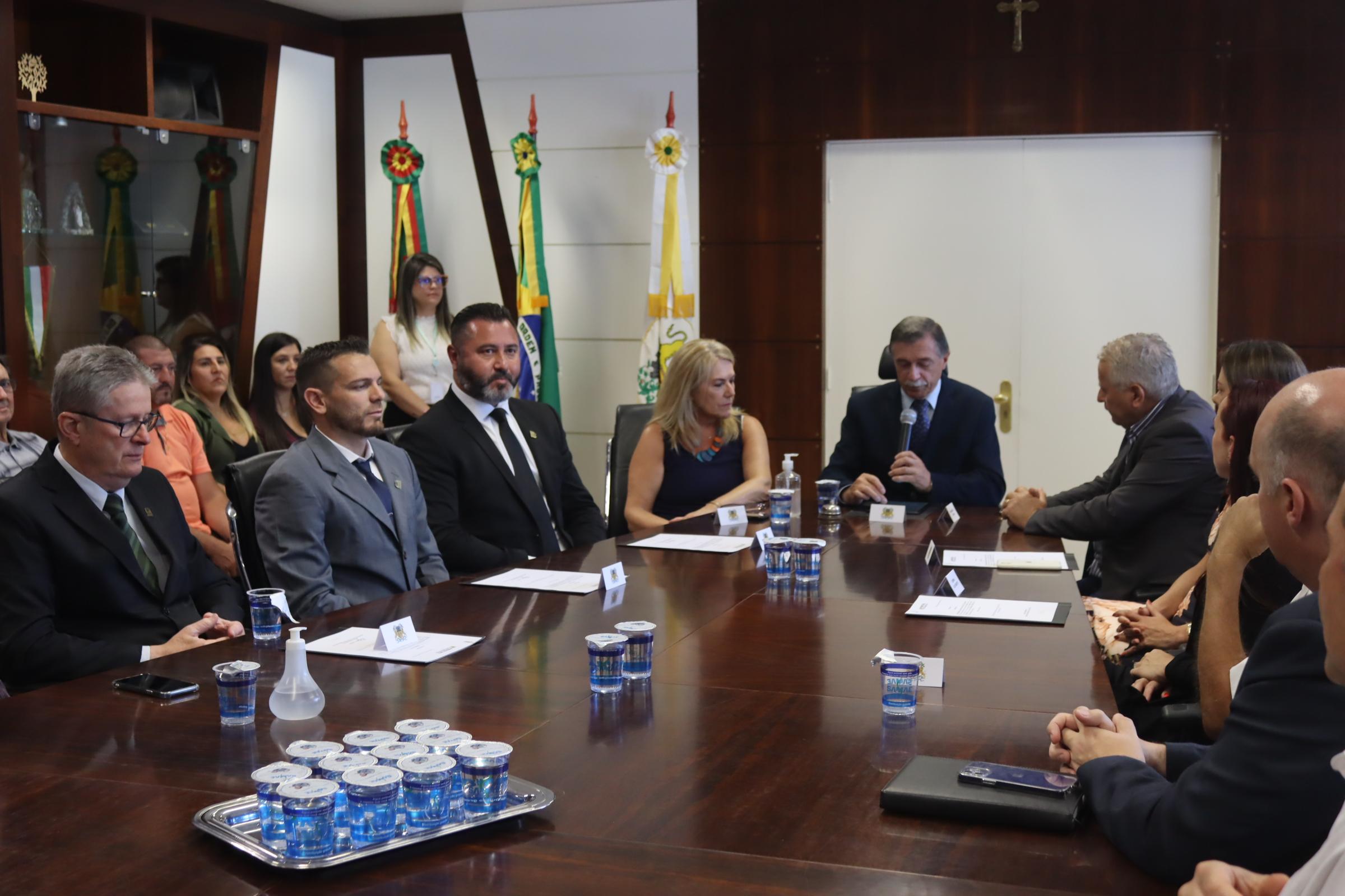 Presidente Zé Dambrós prestigia a posse dos novos secretários do município 