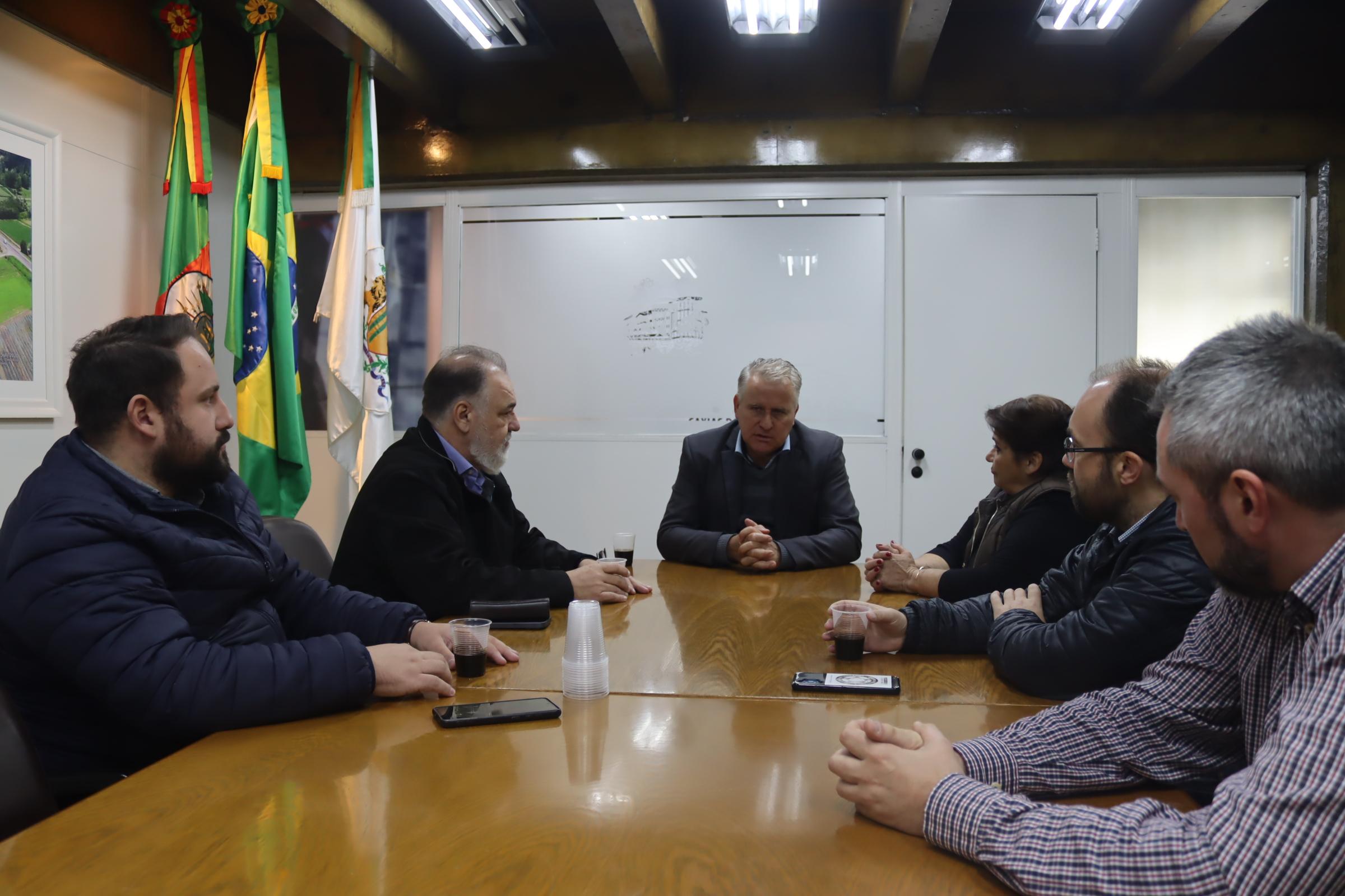 Presidente Dambrós recebe a visita do deputado Carlos Búrigo 