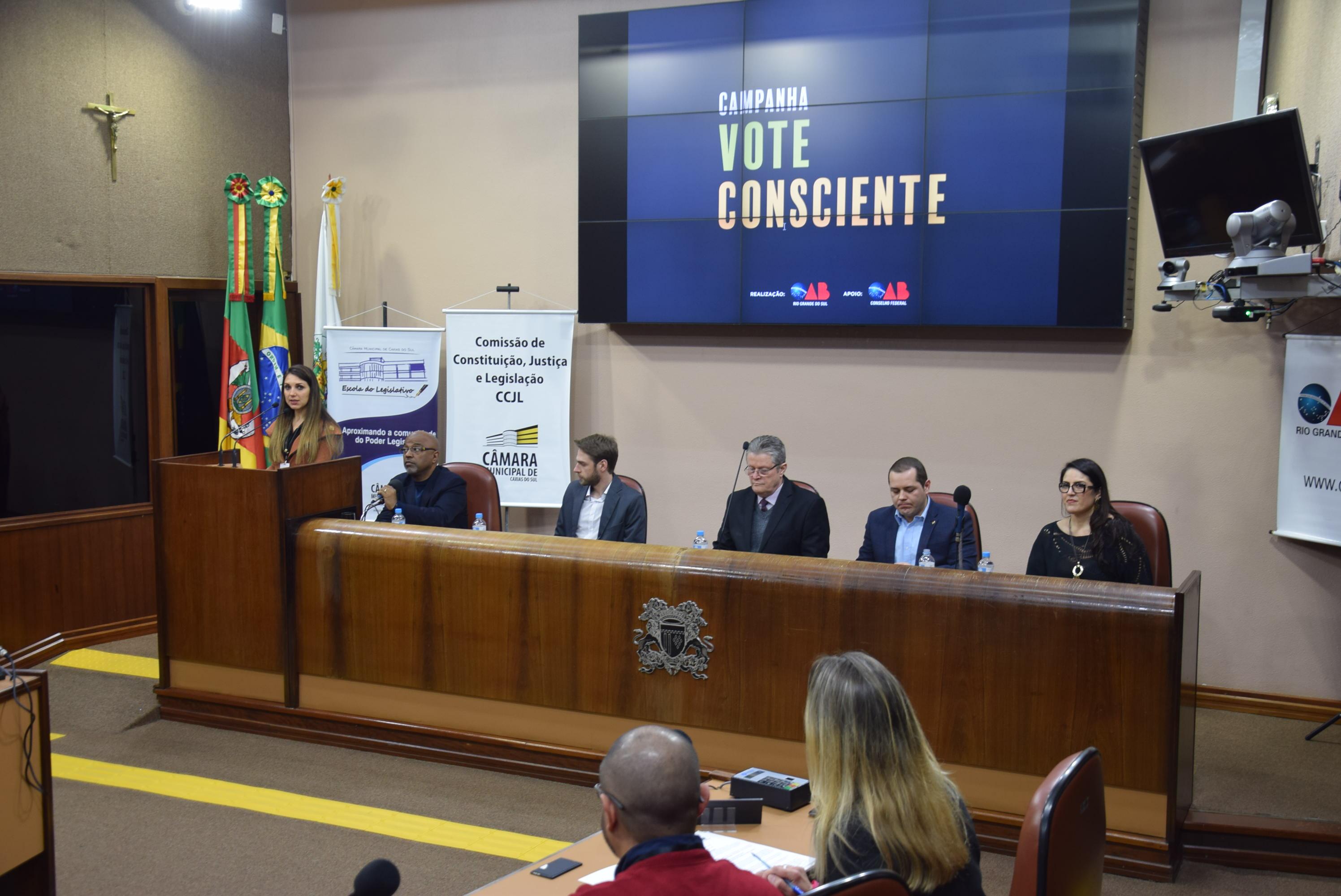 Painel atrai estudantes e comunidade para debate sobre o voto consciente