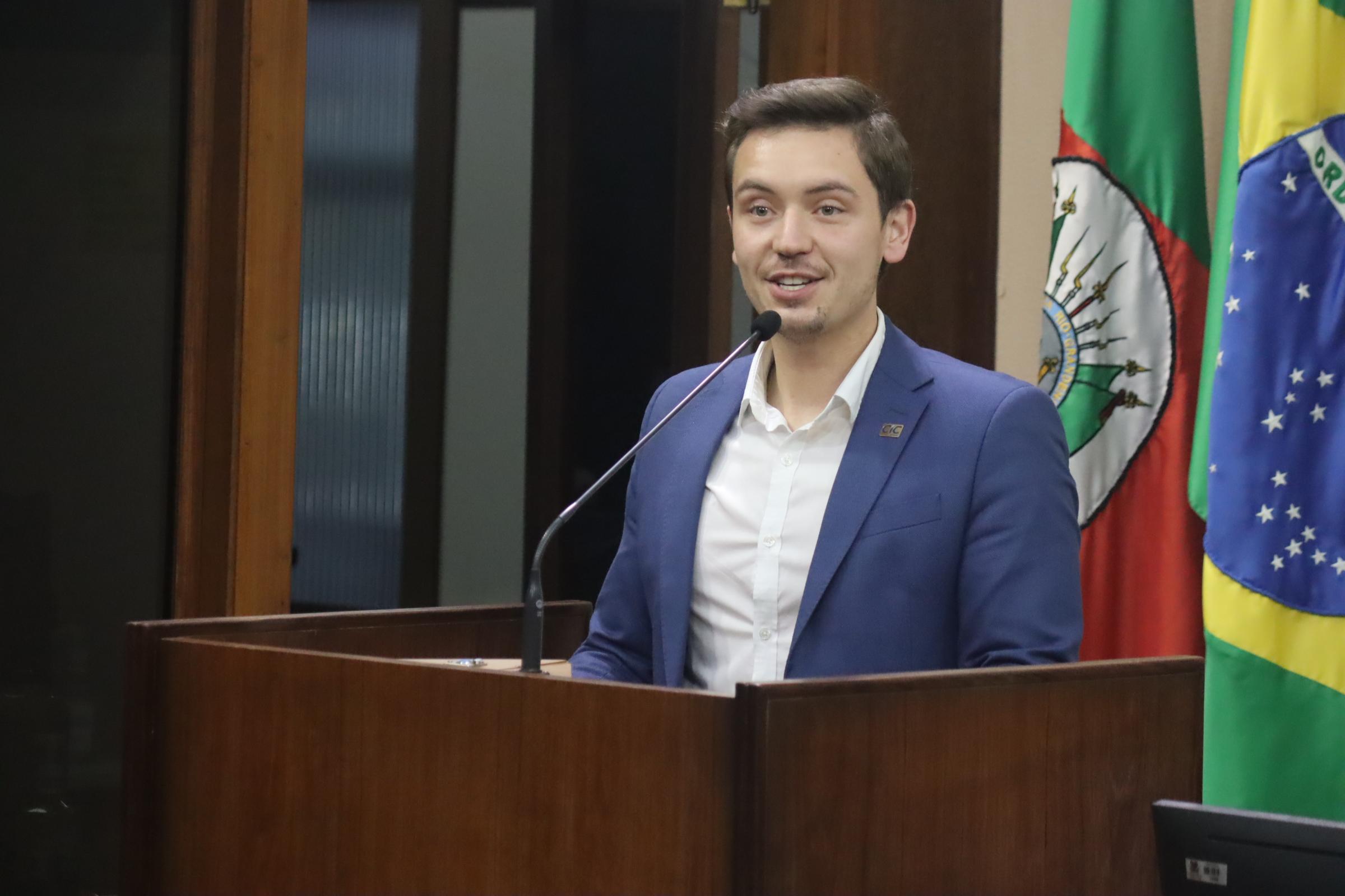 O Coordenador da CIC Jovem Caxias do Sul, Júlio César Chiappin ocupou a tribuna do Legislativo caxiense