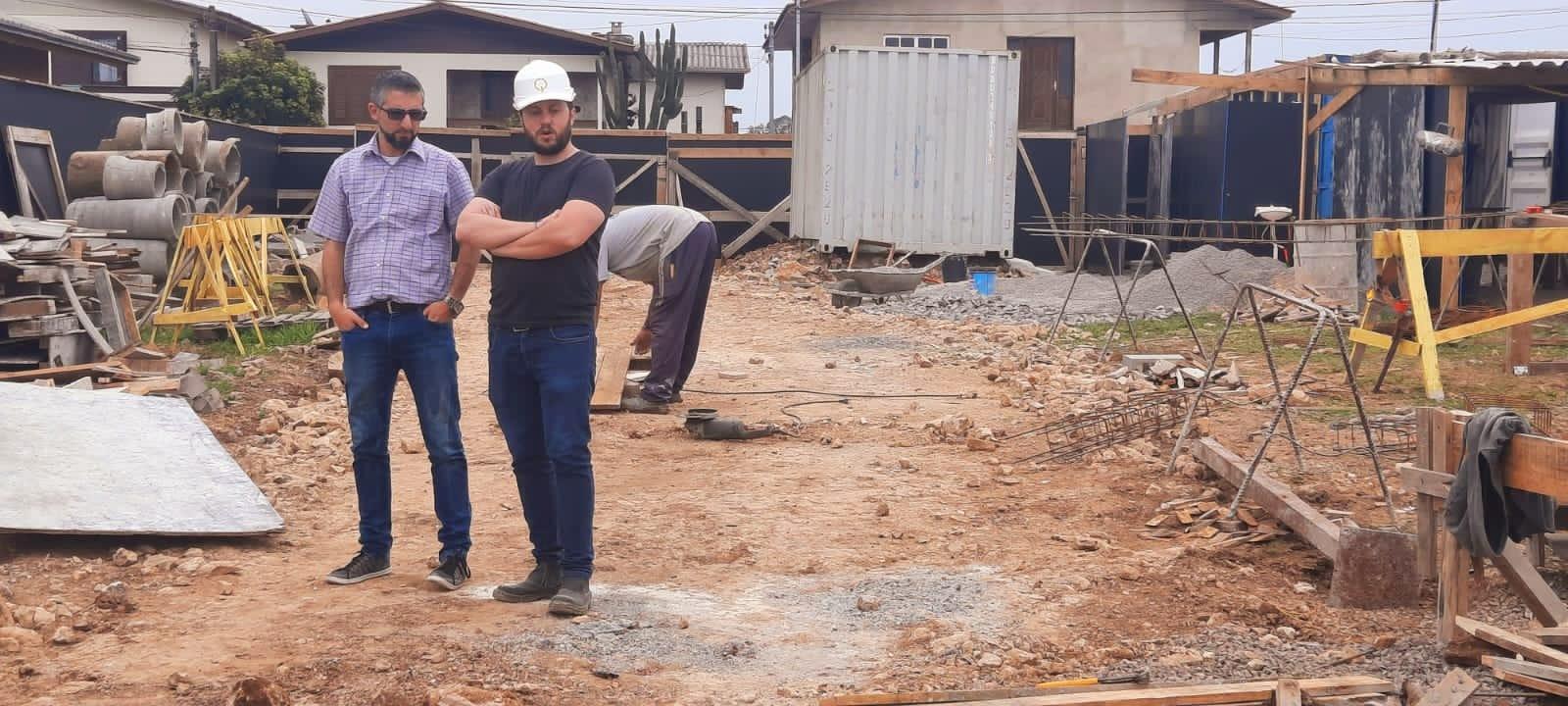 Vereador Juliano Valim visita e fiscaliza obra de construção de Escolinha