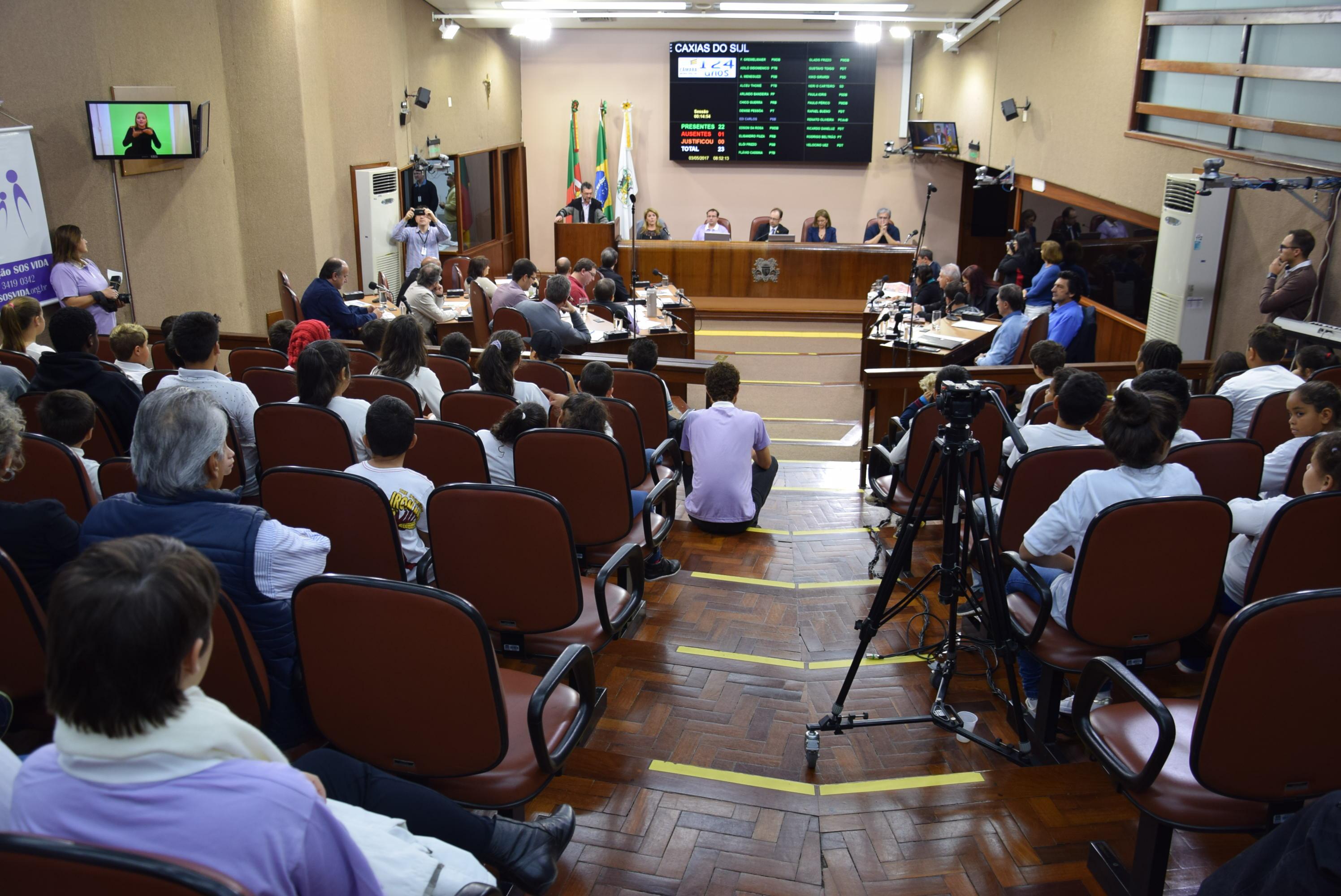 Leia mais sobre Espaço de declarações de lideranças tem críticas à suspensão da pavimentação de 24 ruas