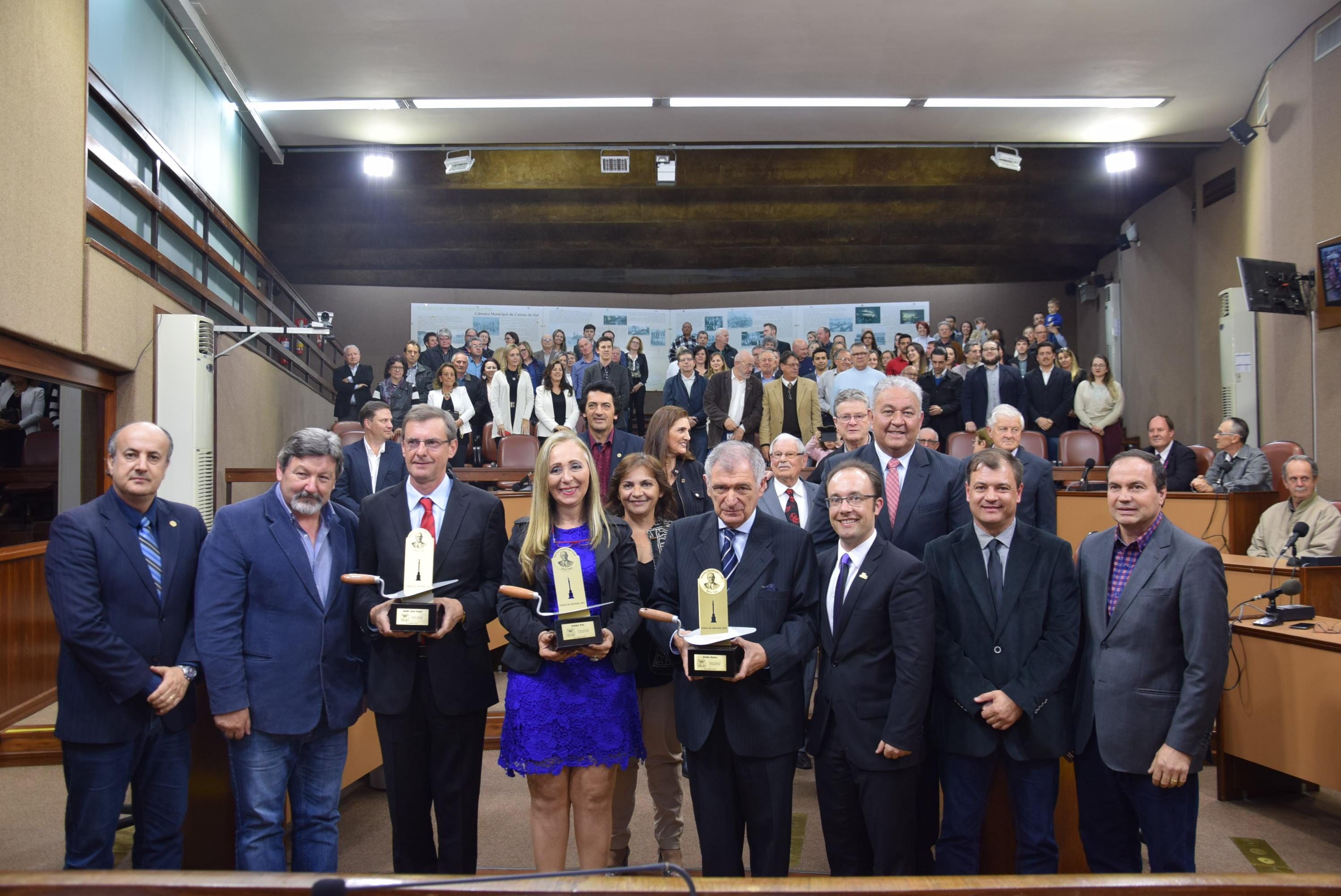 Legislativo entrega Comenda Mérito Silvio Toigo