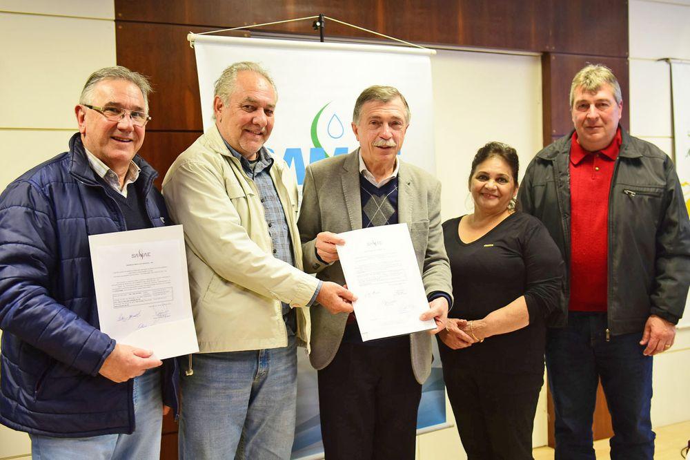 Gladis representa o legislativo em assinatura da ordem de início para implementação de redes de esgoto no Bairro Desvio Rizzo