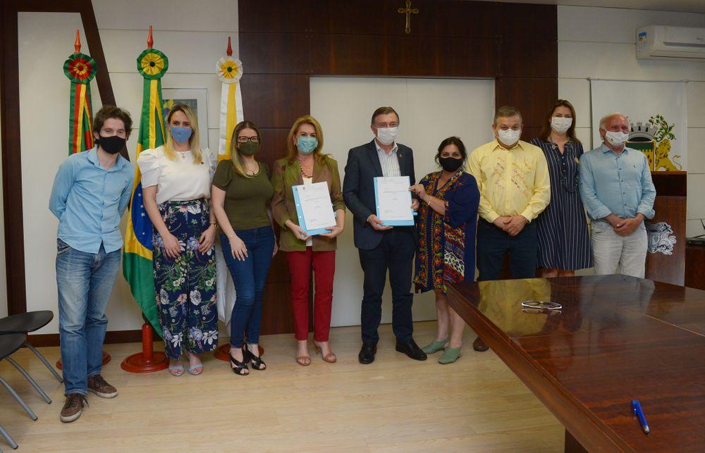 Vereadora Gladis participa do sancionamento da Lei do Fundo Municipal do Idoso 
