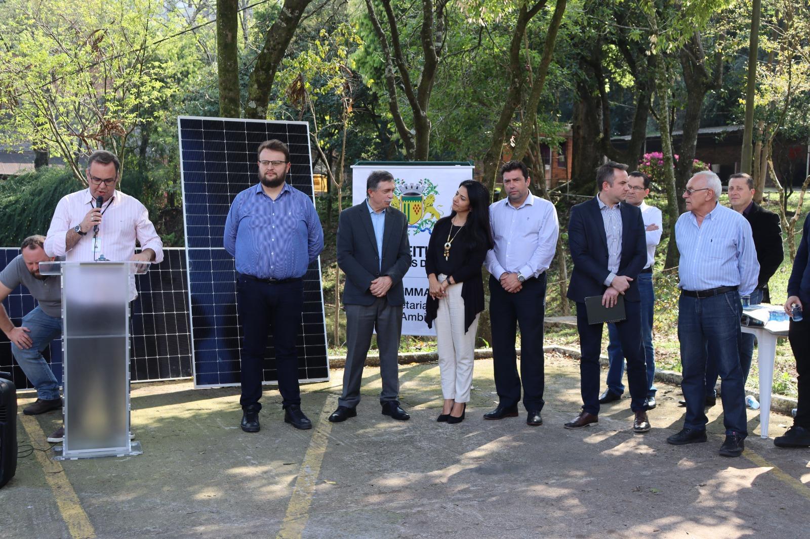 Marisol Santos representa Câmara no ato de implantação de energia solar na SEMMA