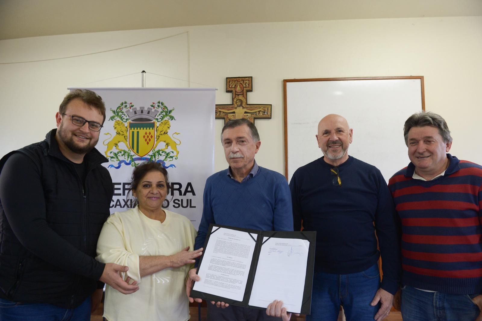 Vereadora Gladis representa o Legislativo na assinatura da  cessão de uso de área do Cemitério Comunitário do Desvio Rizzo