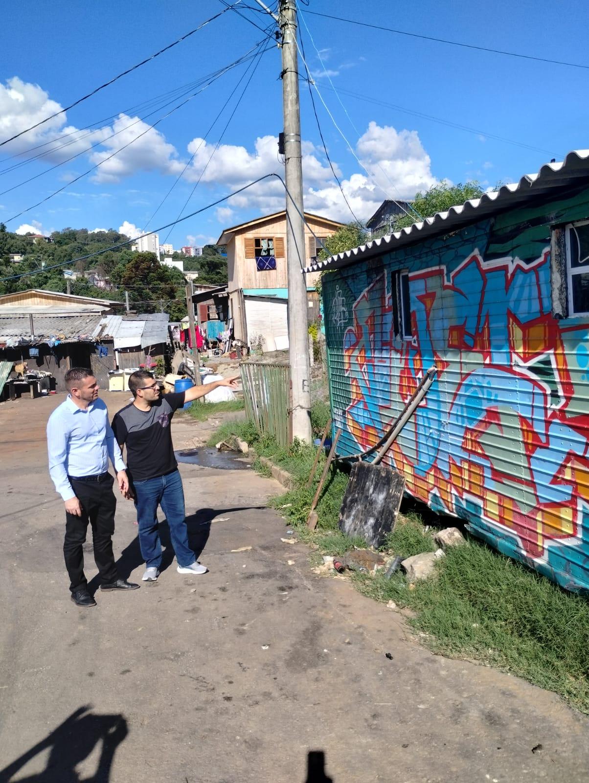 Vereador Rafael Bueno e secretário de Habitação Wagner Petrini verificam situação de moradorias na região do Reolon