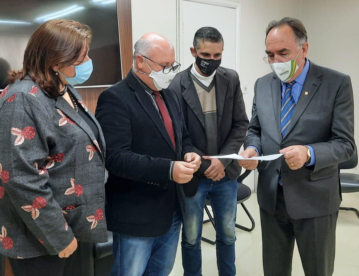 Juliano Valim e deputado federal Paulo Caleffi entregam emenda parlamentar de R$ 400 mil ao Hospital Virvi Ramos
