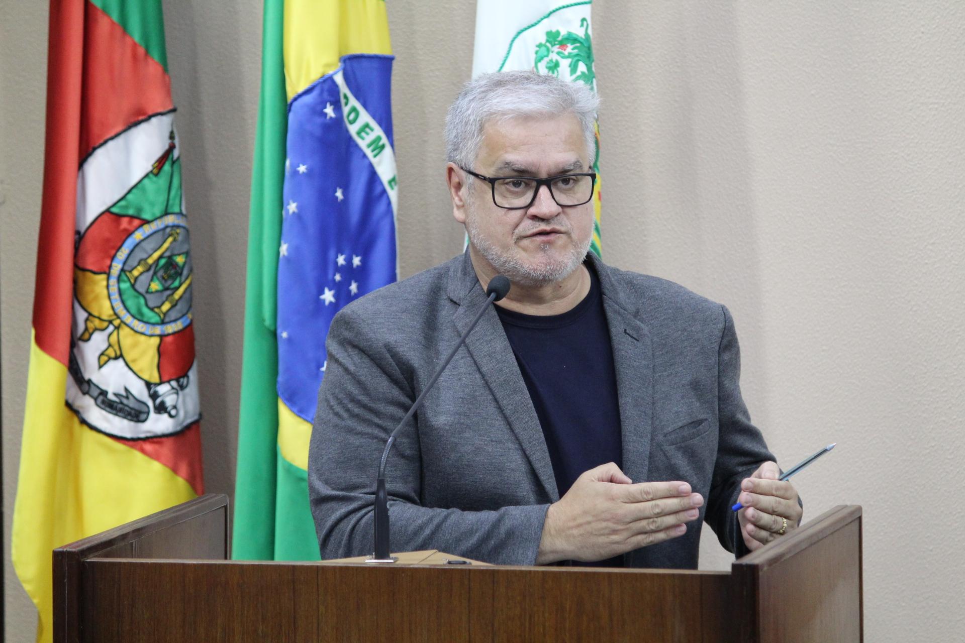 Alberto Meneguzzi aborda a necessidade de políticas públicas efetivas para os jovens