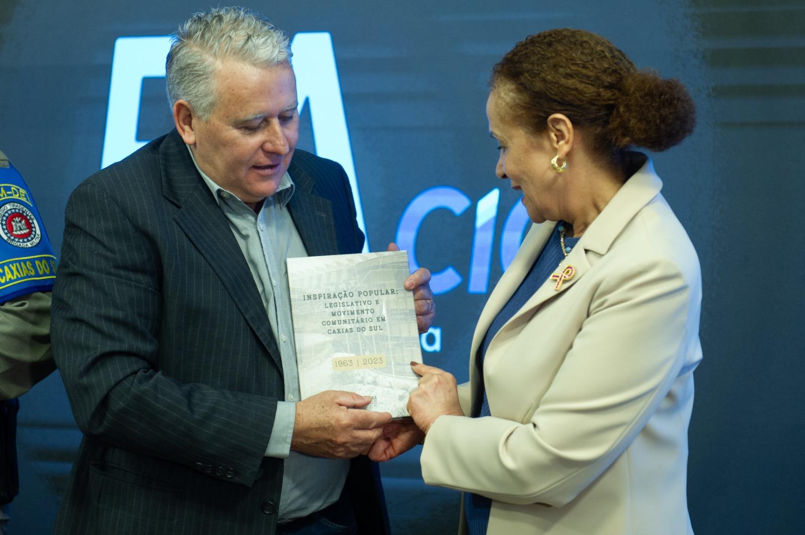 Presidente do TJRS é presenteada com livro publicado pela Câmara Municipal  