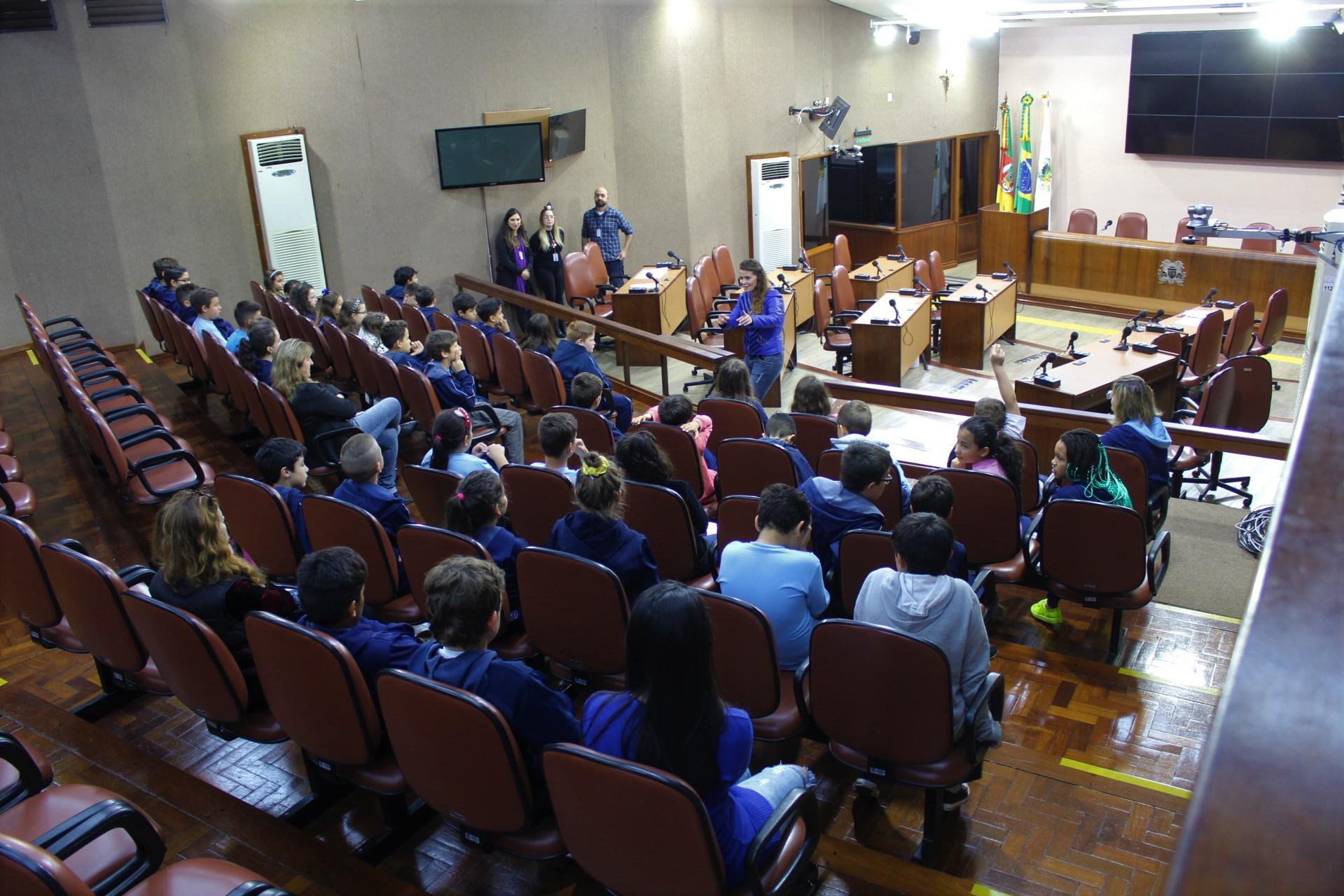 Estudantes da Escola Érico Cavinato visitam Legislativo caxiense